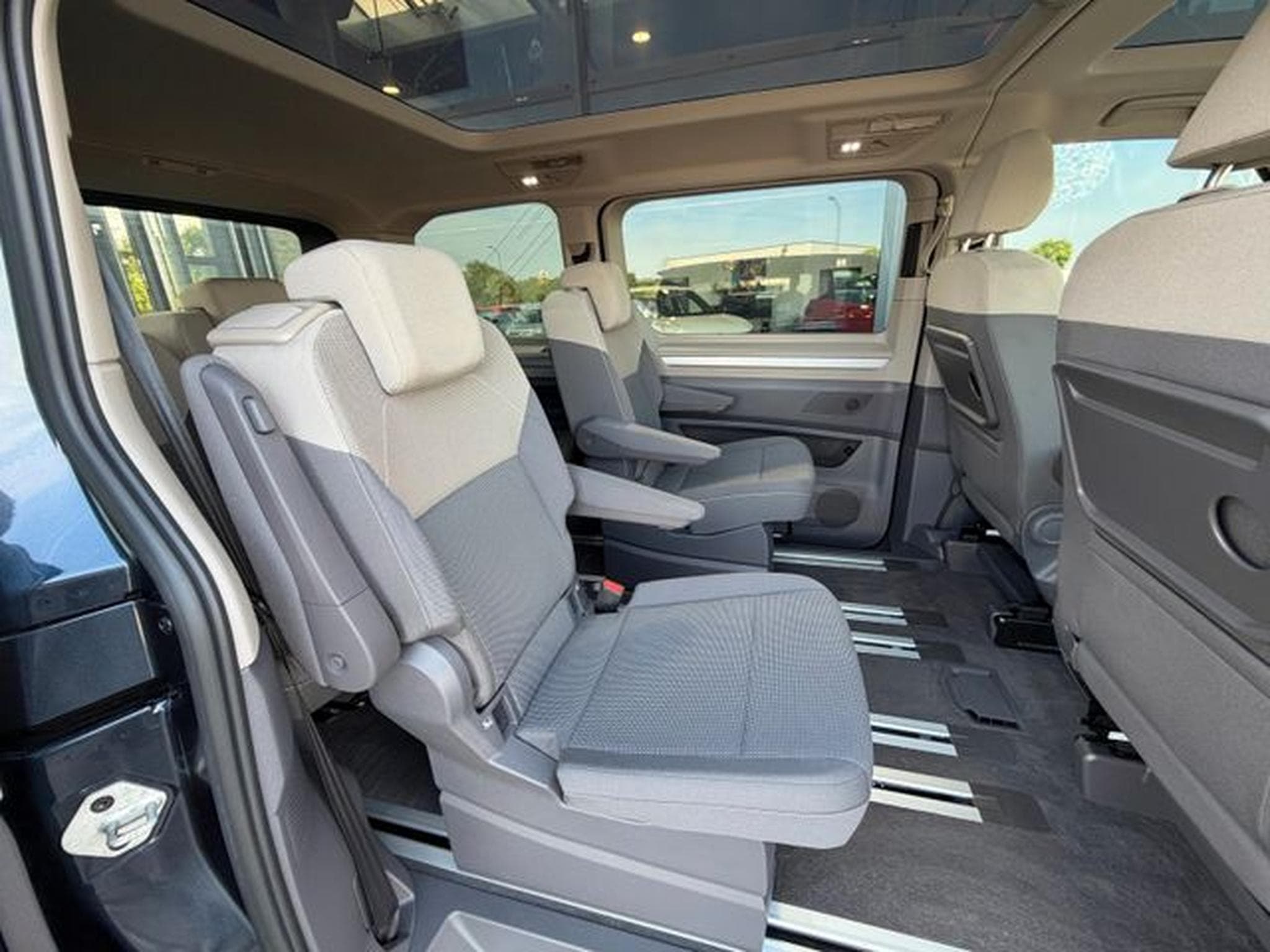 VW T7 T7 Multivan 2,0TDi 110kw DSG 7-Sitze Pano Navi (2024) - Photo 15