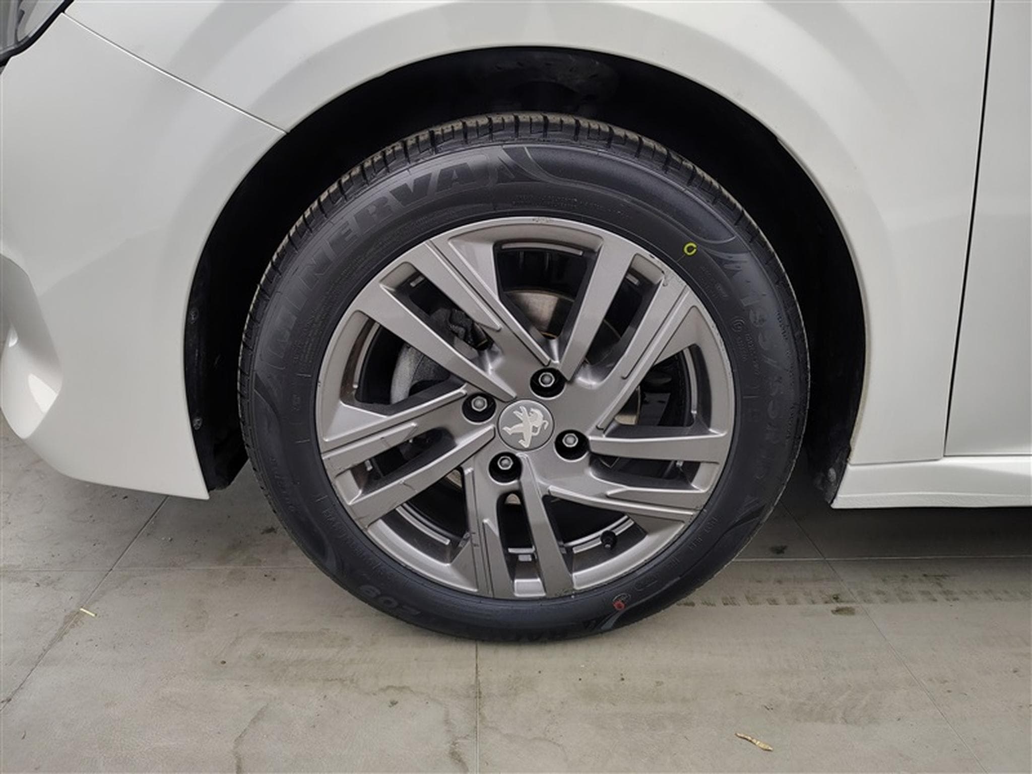 Peugeot 208 1.2i PureTech Active MIRRORLINK / PDC AR / JA 16" (2022) - Foto 6