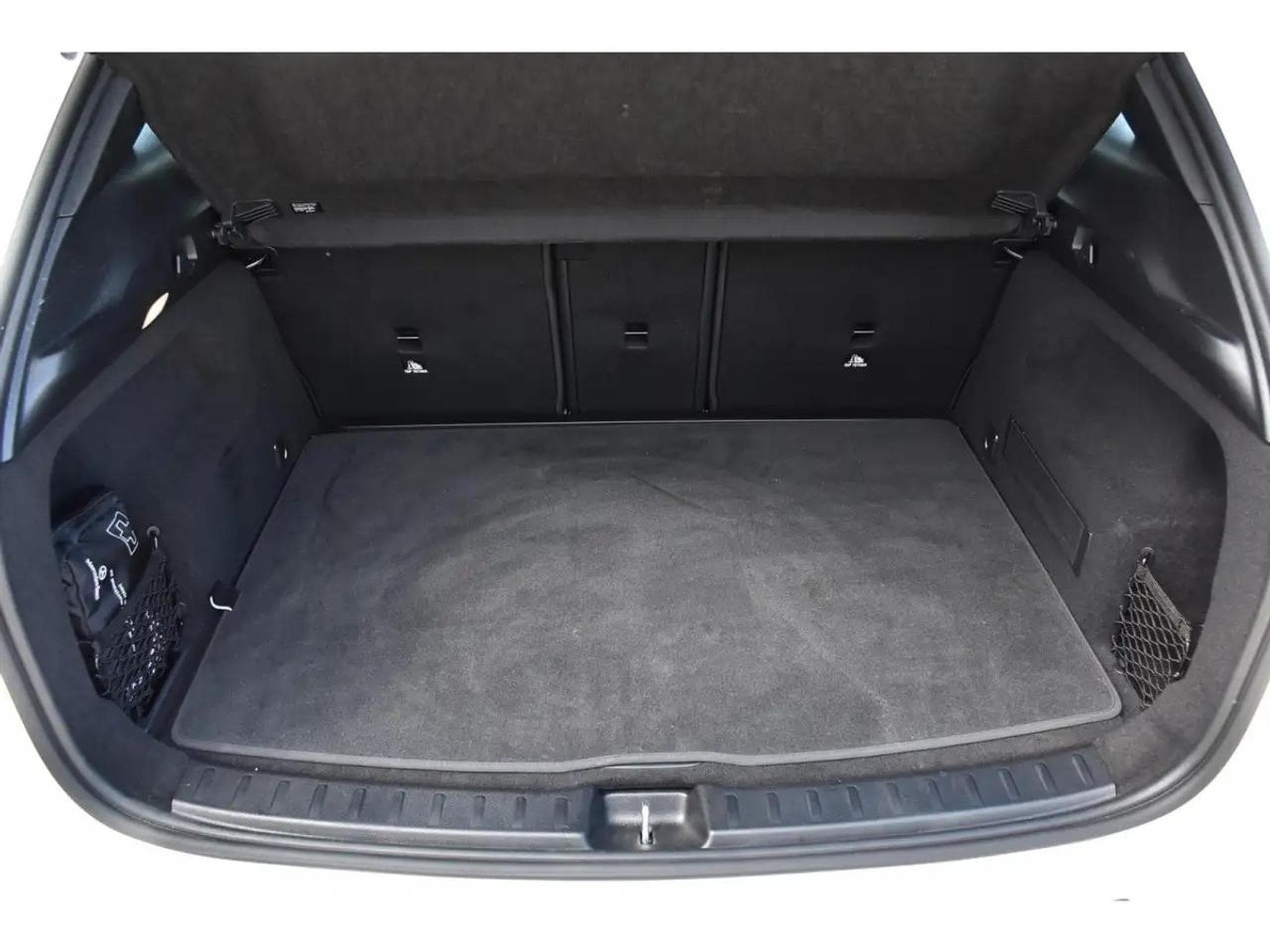 Mercedes GLA 200 (2024) - Photo 24