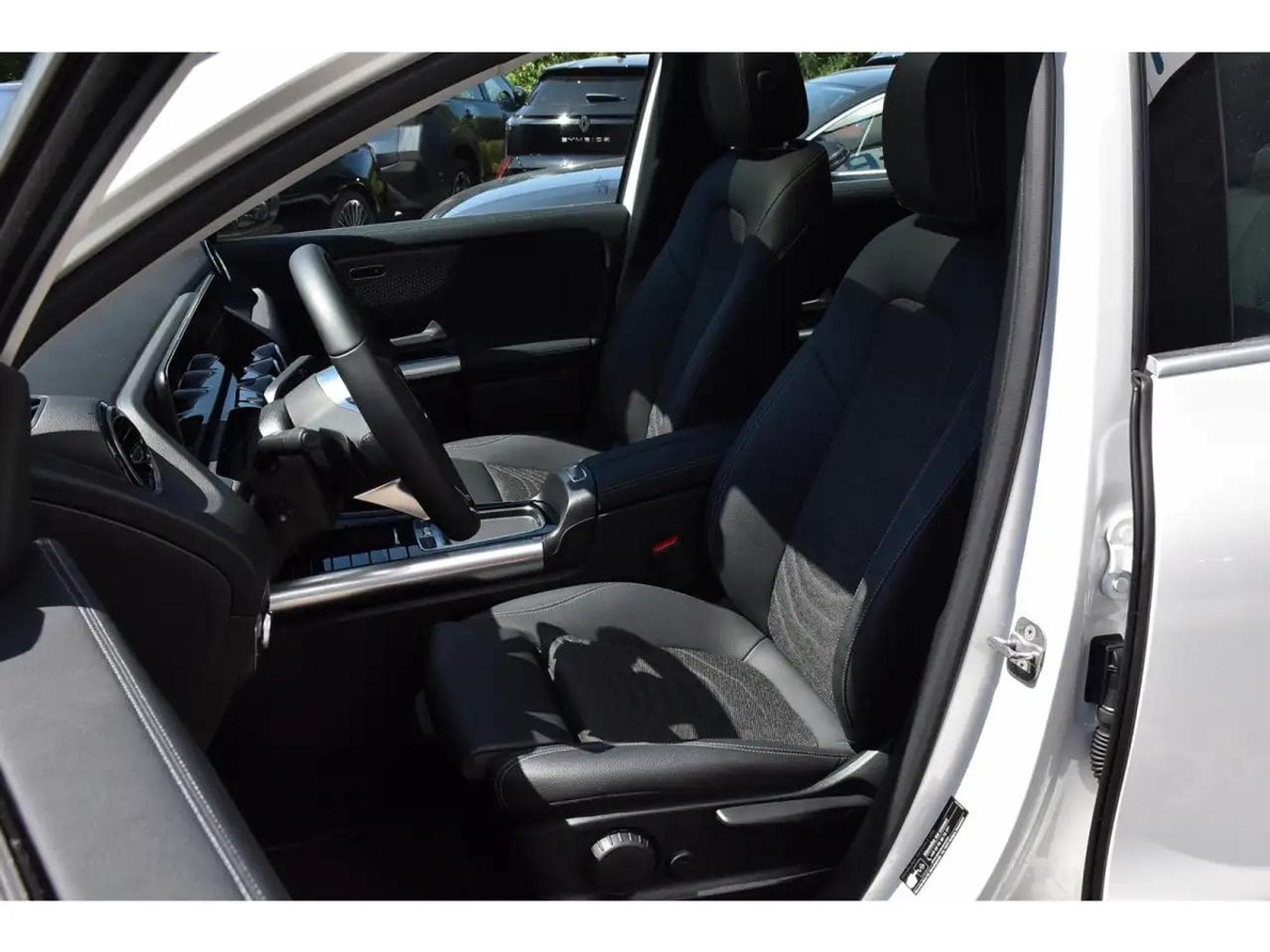 Mercedes GLA 200 (2024) - Photo 6