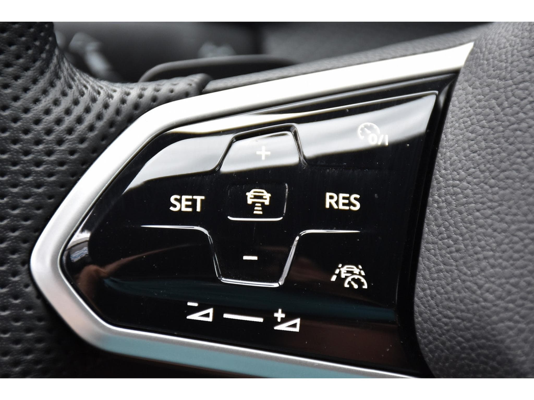 VW Golf 1.5 eTSI R-Line DSG ACC TRAVEL SIDE CAM PARK ATT RMQ 1° MAIN (2021) - Photo 20