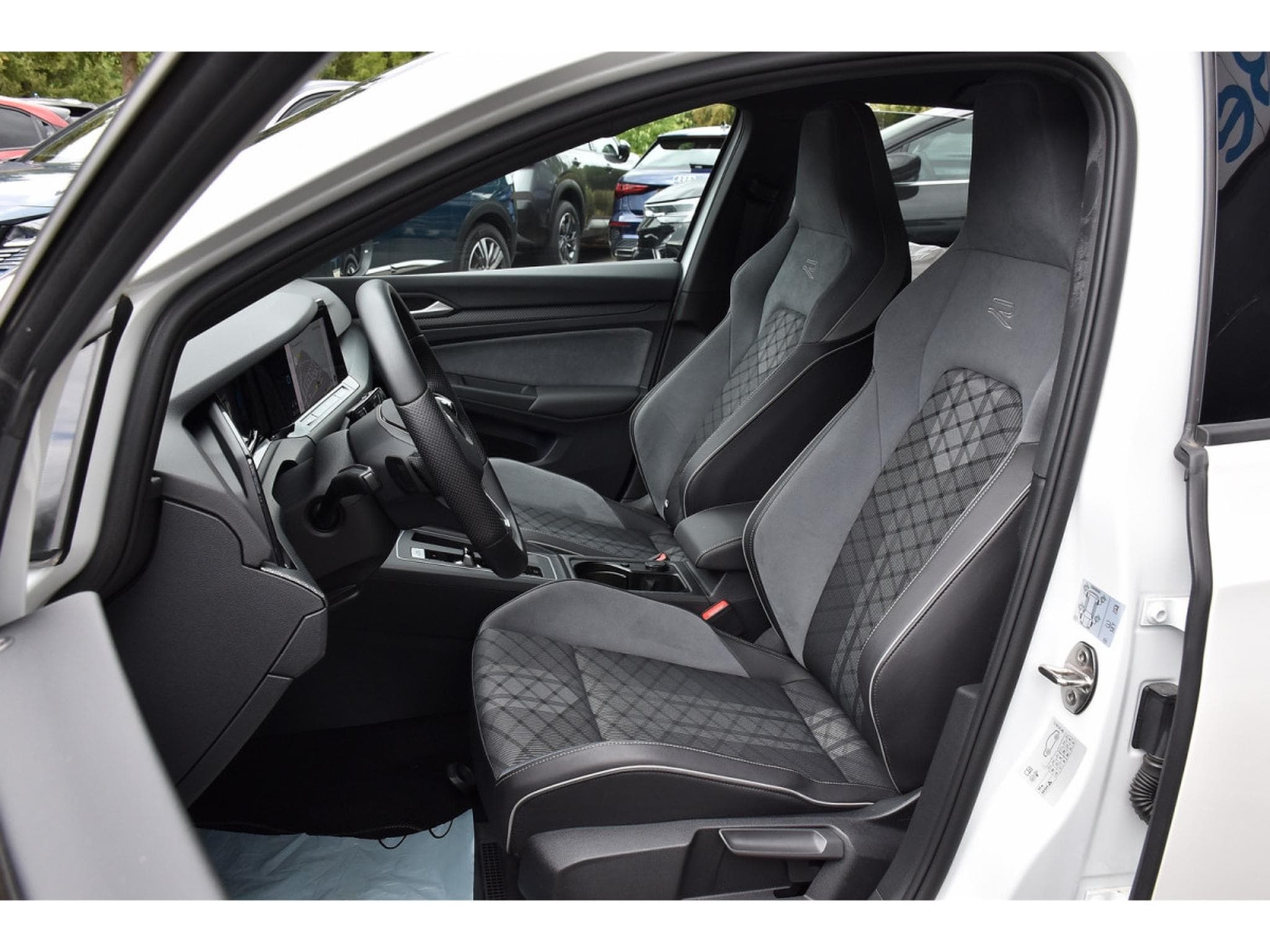 VW Golf 1.5 eTSI R-Line DSG ACC TRAVEL SIDE CAM PARK ATT RMQ 1° MAIN (2021) - Photo 6
