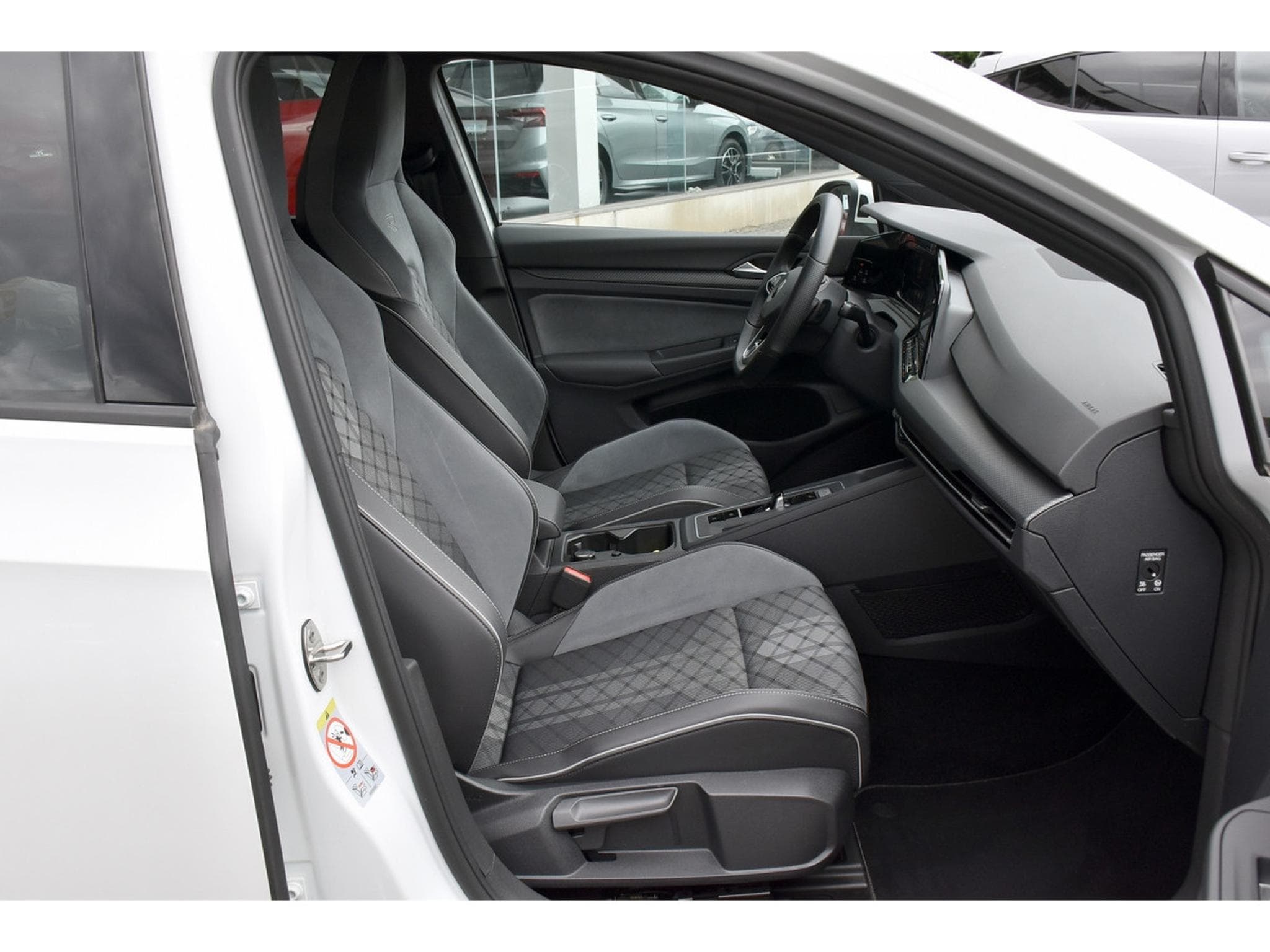 VW Golf 1.5 eTSI R-Line DSG ACC TRAVEL SIDE CAM PARK ATT RMQ 1° MAIN (2021) - Photo 7