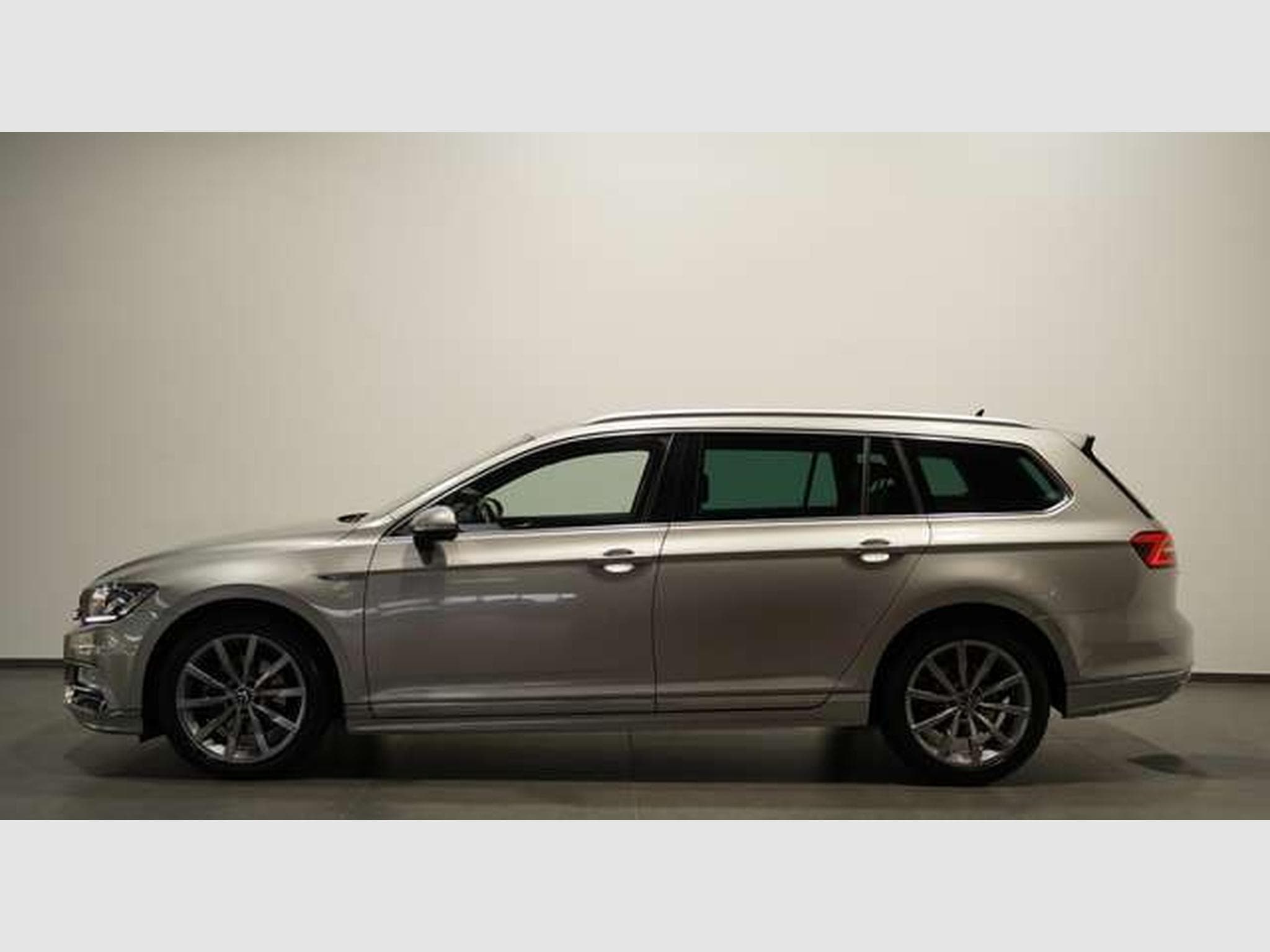 VW Passat Variant R Line 4M *2.HD *ACC *Massage * (2017) - Photo 3