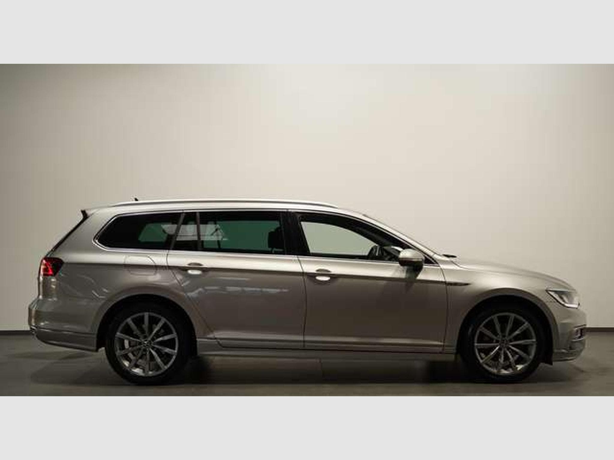 VW Passat Variant R Line 4M *2.HD *ACC *Massage * (2017) - Photo 4