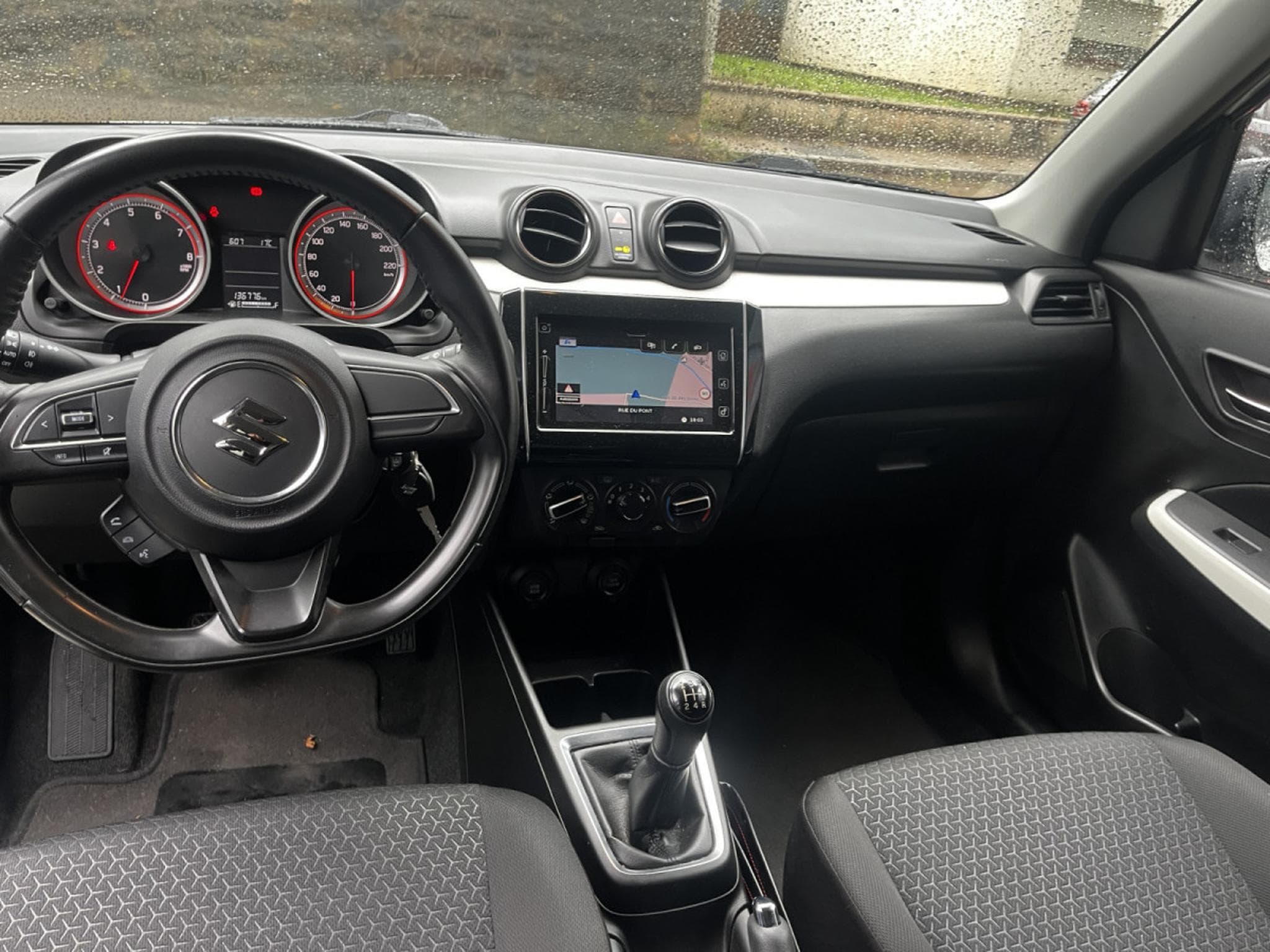 Suzuki Swift 1.0 essence (2018) - Photo 10