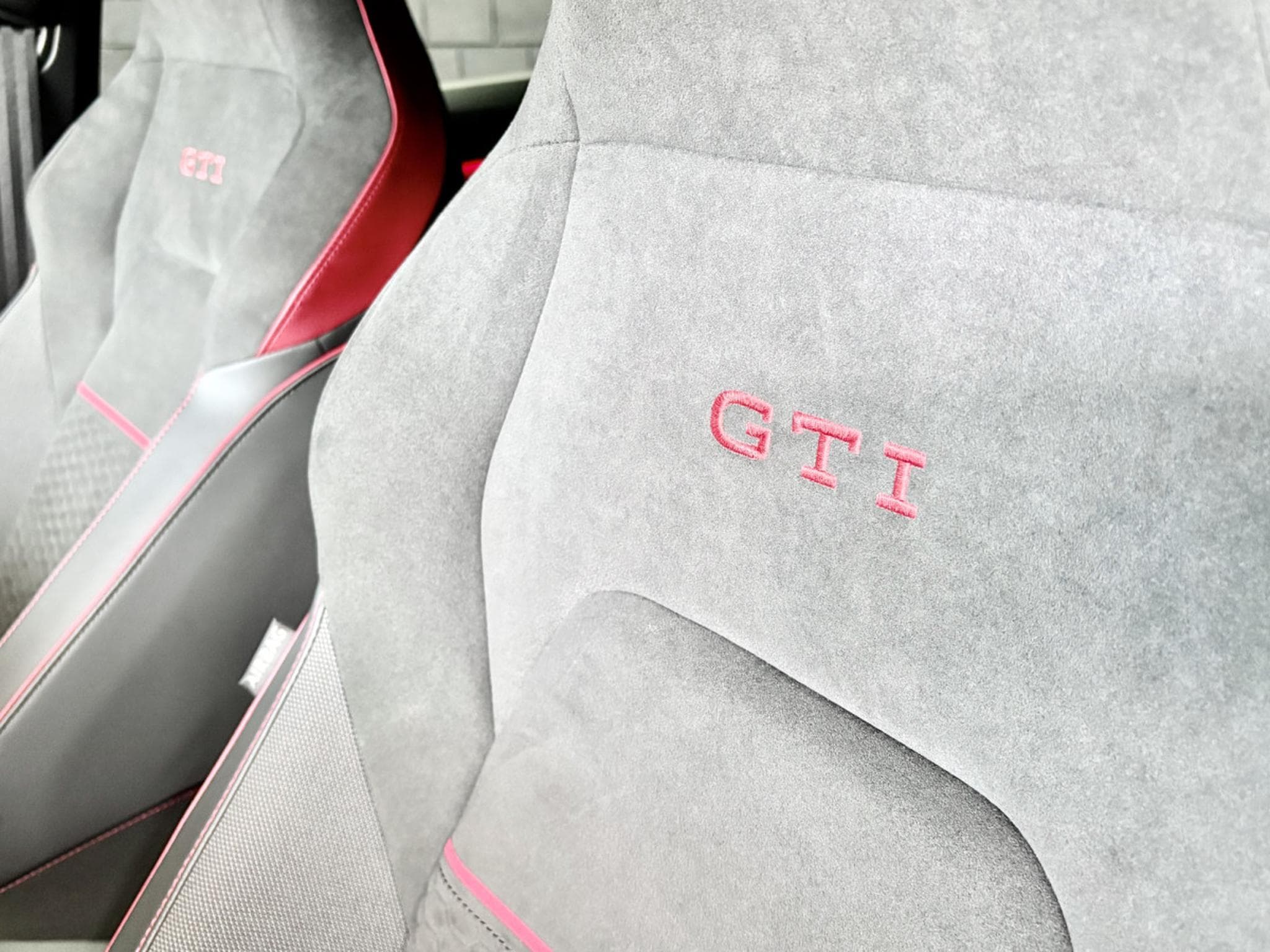 VW Golf GTI Clubsport 2.0 TSI 300 CV DSG7 *ACC* *SIEGES CHAUFF* BLAC (2024) - Foto 7