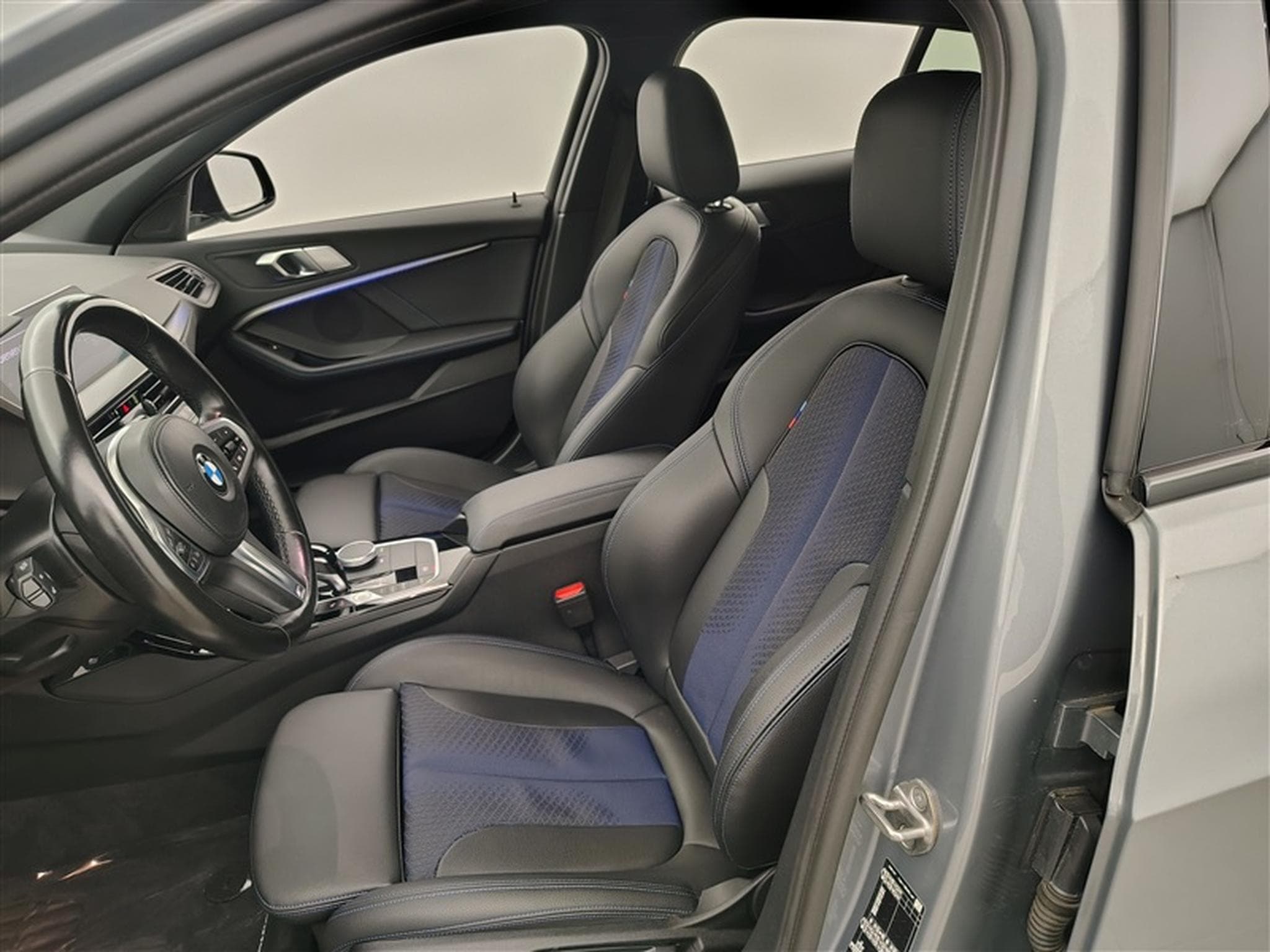 BMW 118 iA OPF PACK M NAVI/CARPLAY/PDC AV-AR (2023) - Foto 7