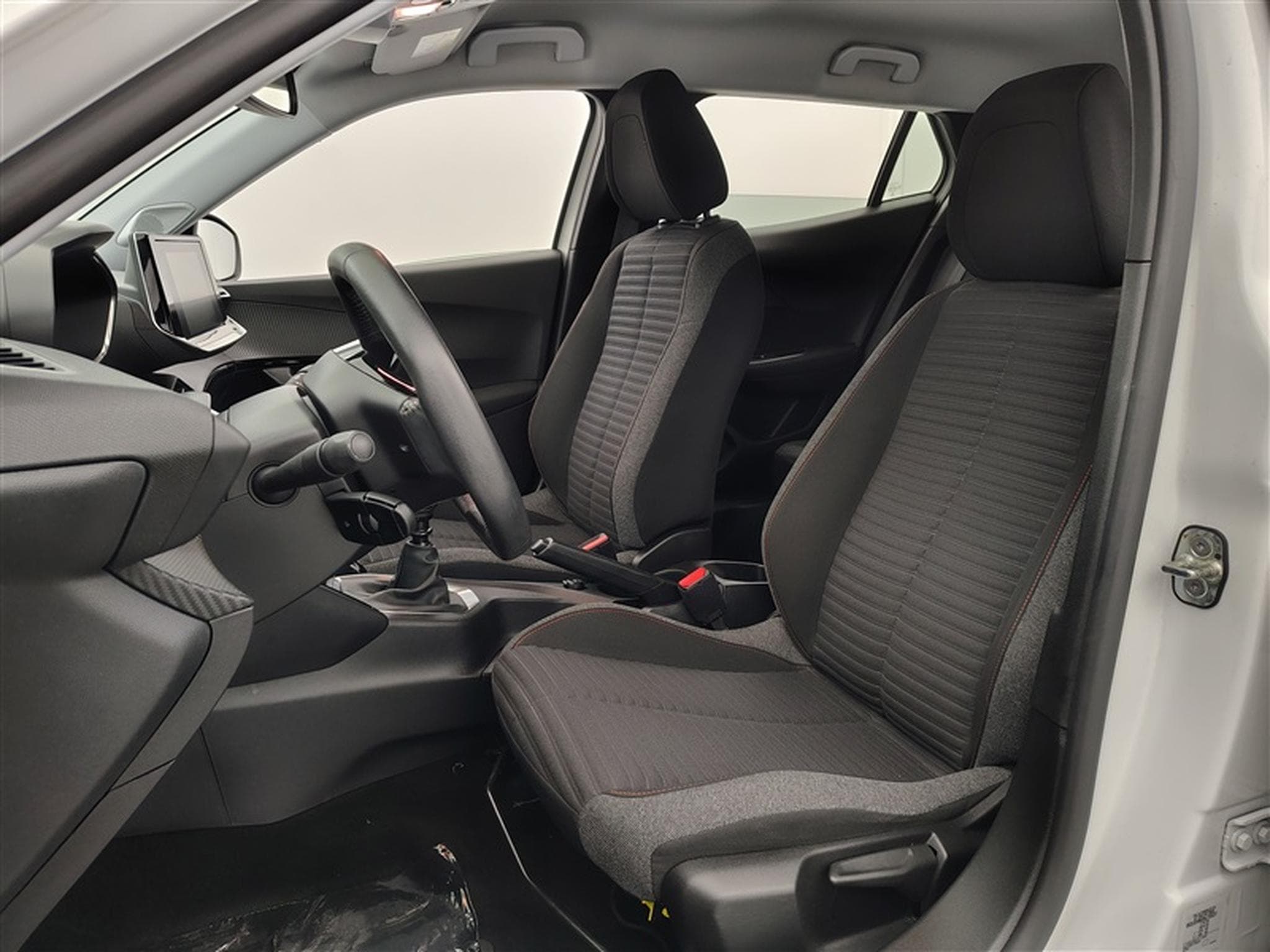 Peugeot 2008 1.2 PureTech 100cv Active Pack NAVI / CARPLAY / ALU / PDC (2022) - Foto 6