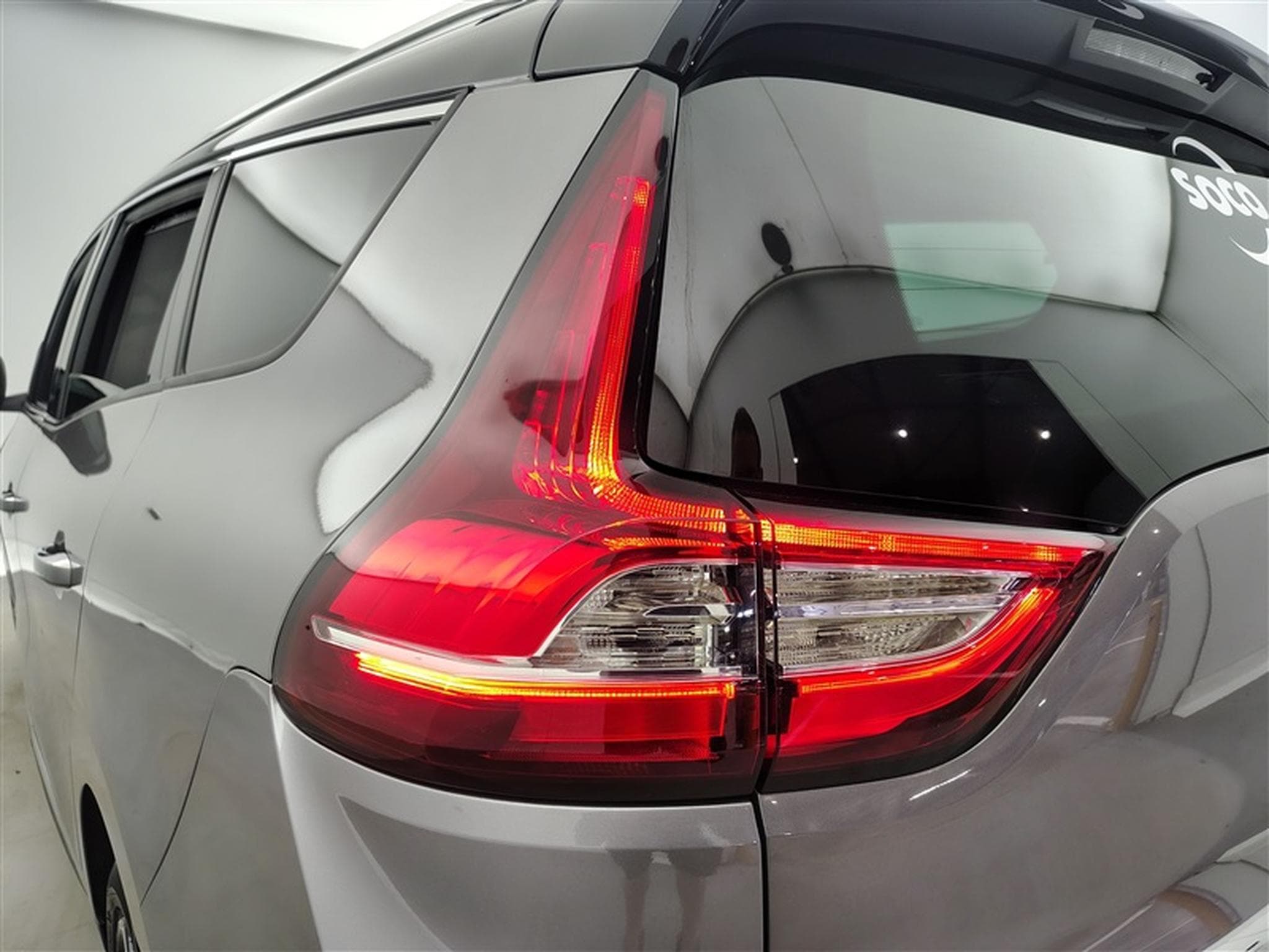 Renault Scenic 1.33 TCe 140cv EDC Black Edition 7pl. NAVI / FULL LED / PANO (2022) - Foto 16
