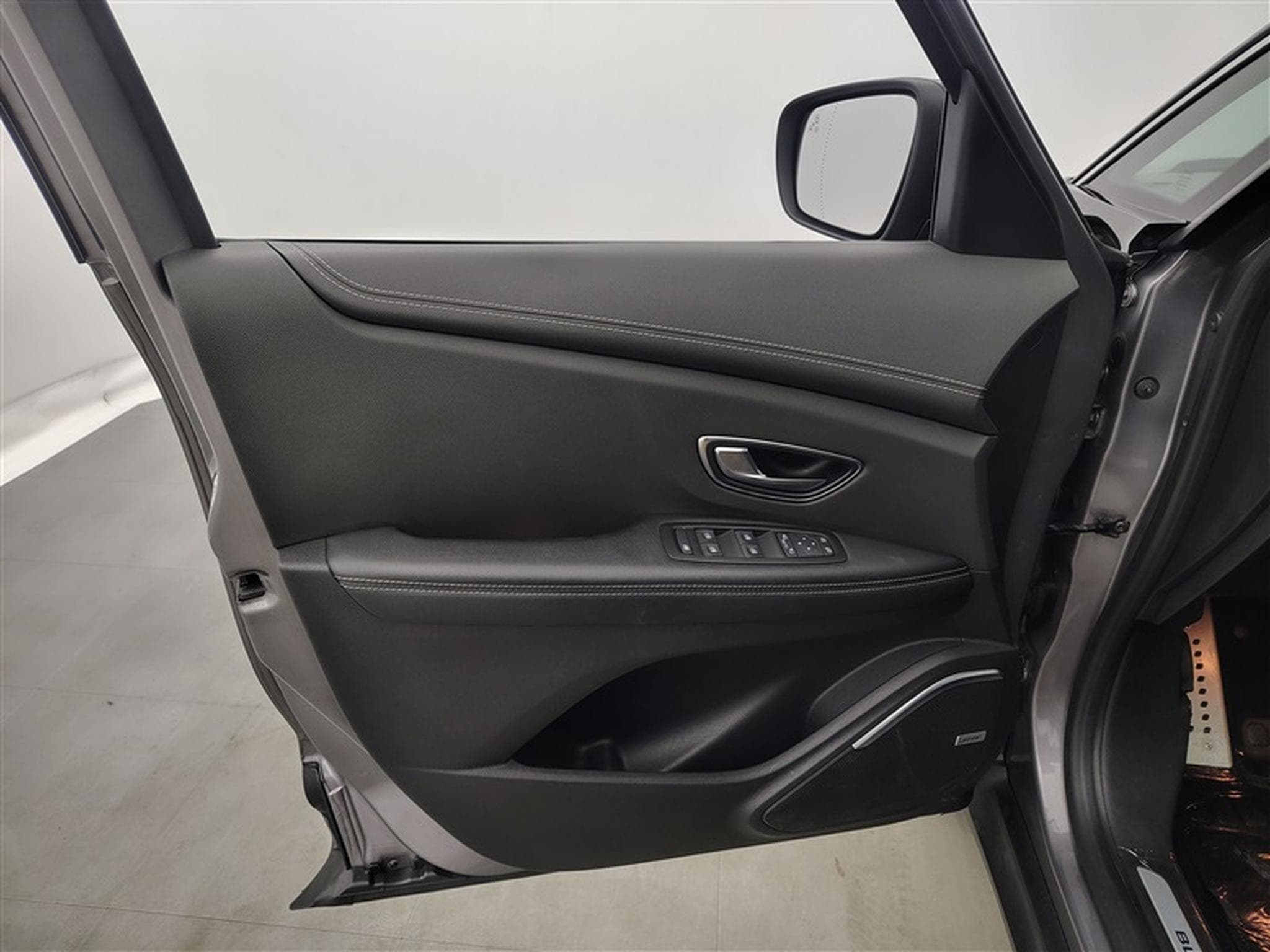 Renault Scenic 1.33 TCe 140cv EDC Black Edition 7pl. NAVI / FULL LED / PANO (2022) - Foto 17