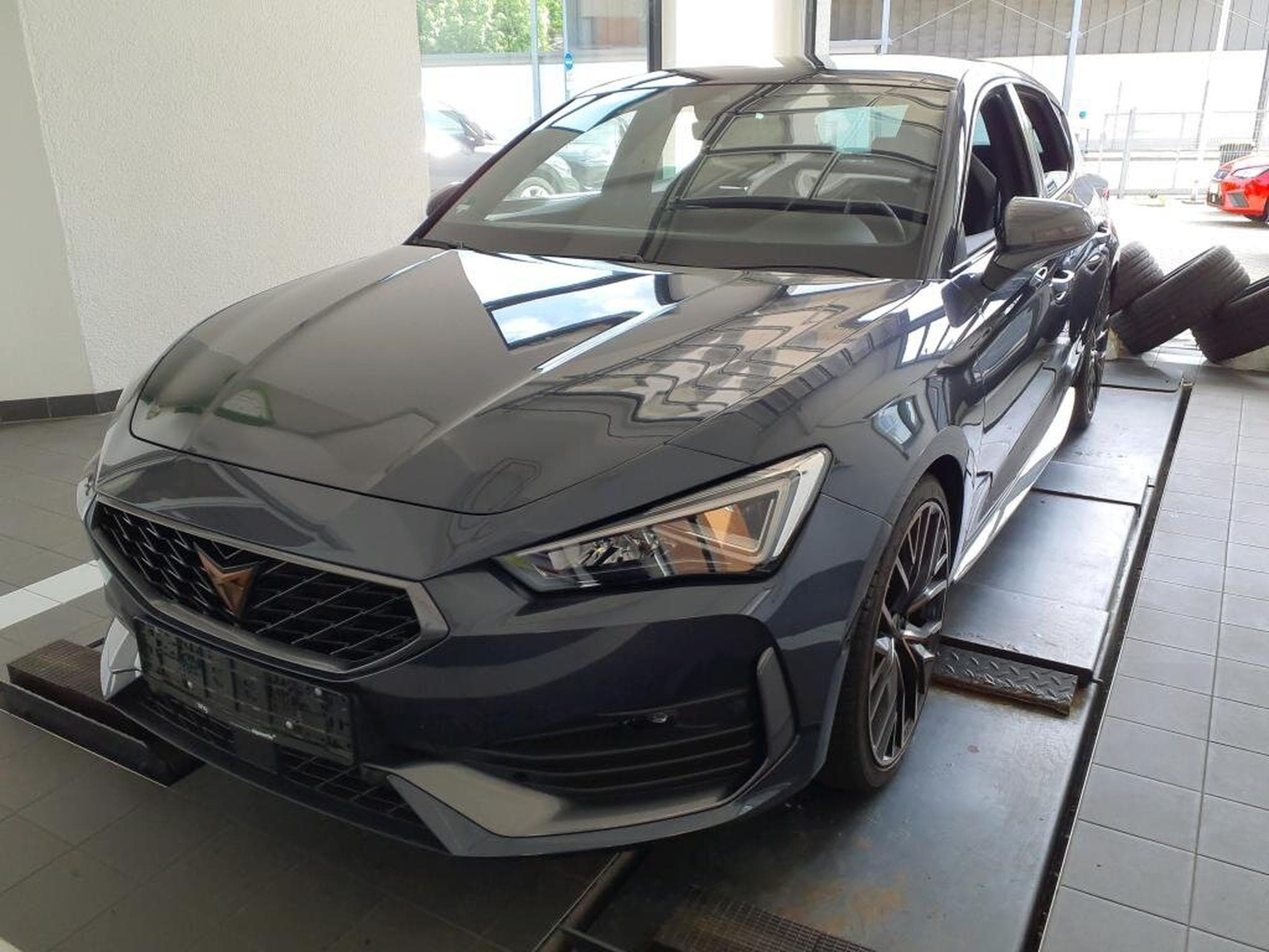 Cupra Leon VZ 2.0 TSI 301cv PANORAMA / SATELLITES (2024) - Photo 1