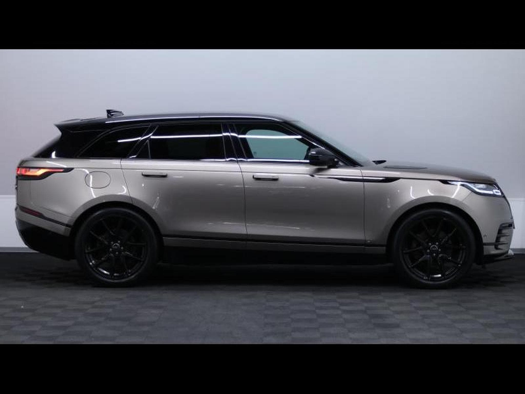 Land-Rover Range Rover Velar P300 R-Dynamic HSE Auto (2019) - Foto 4
