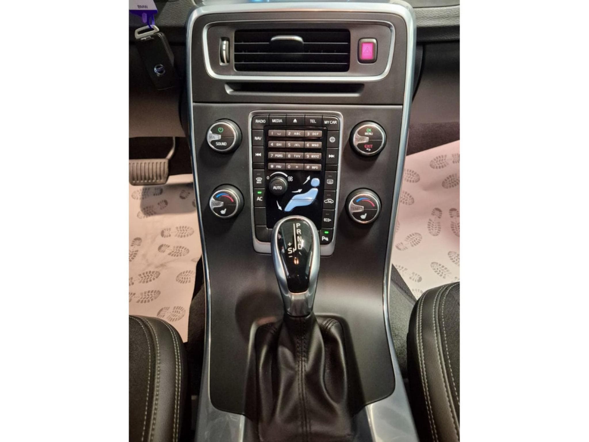 Volvo V60 D3 GEARTRONIC CUIR NAVI (2016) - Photo 9