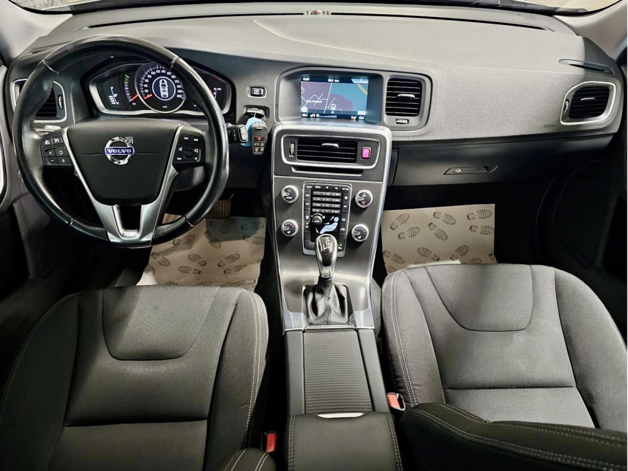 Volvo V60 T3 AUTO NAVI (2015) - Photo 6