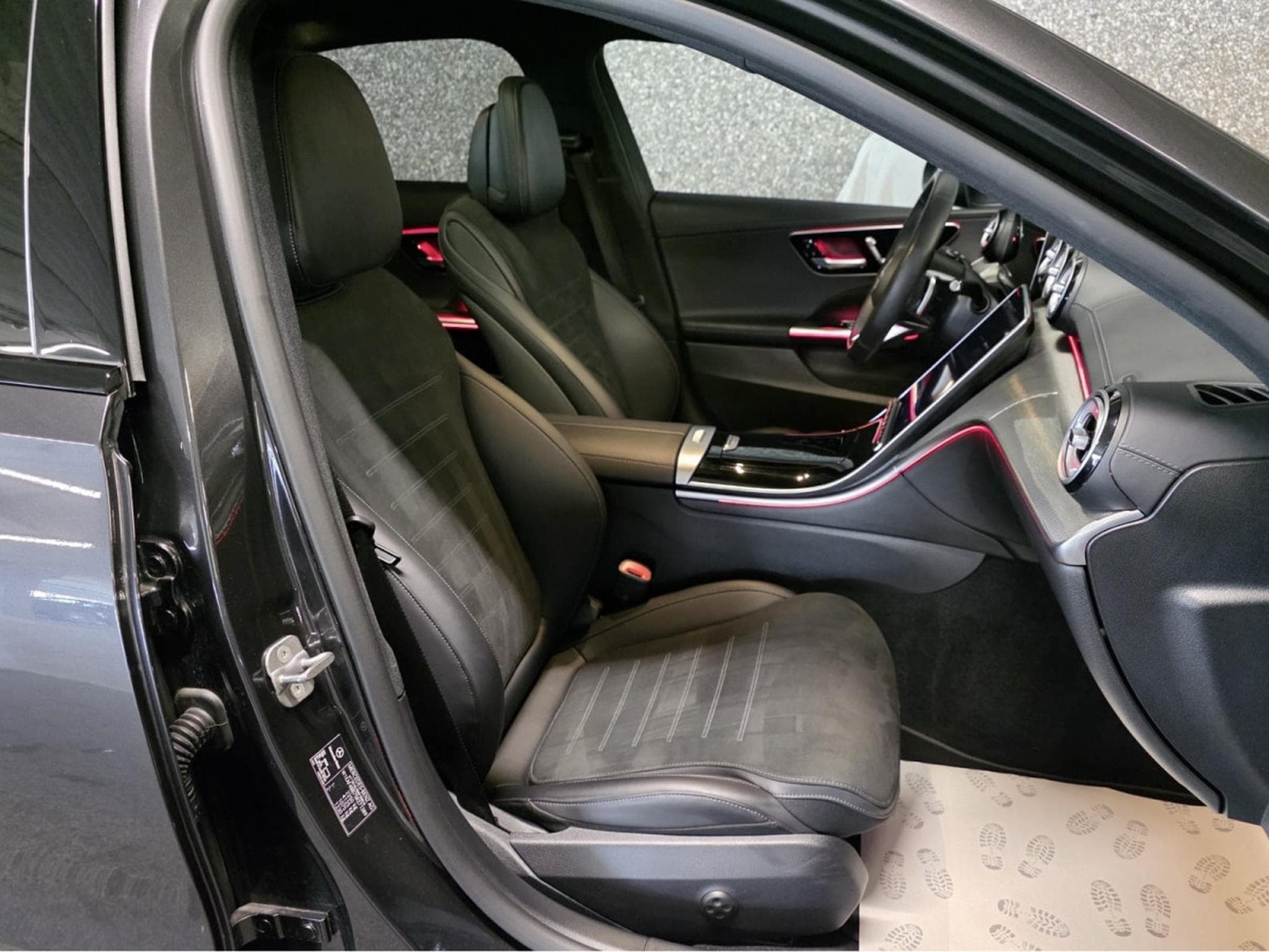 Mercedes C 180 AMG LINE PANO CUIR NAVI 1 HAND (2025) - Photo 4