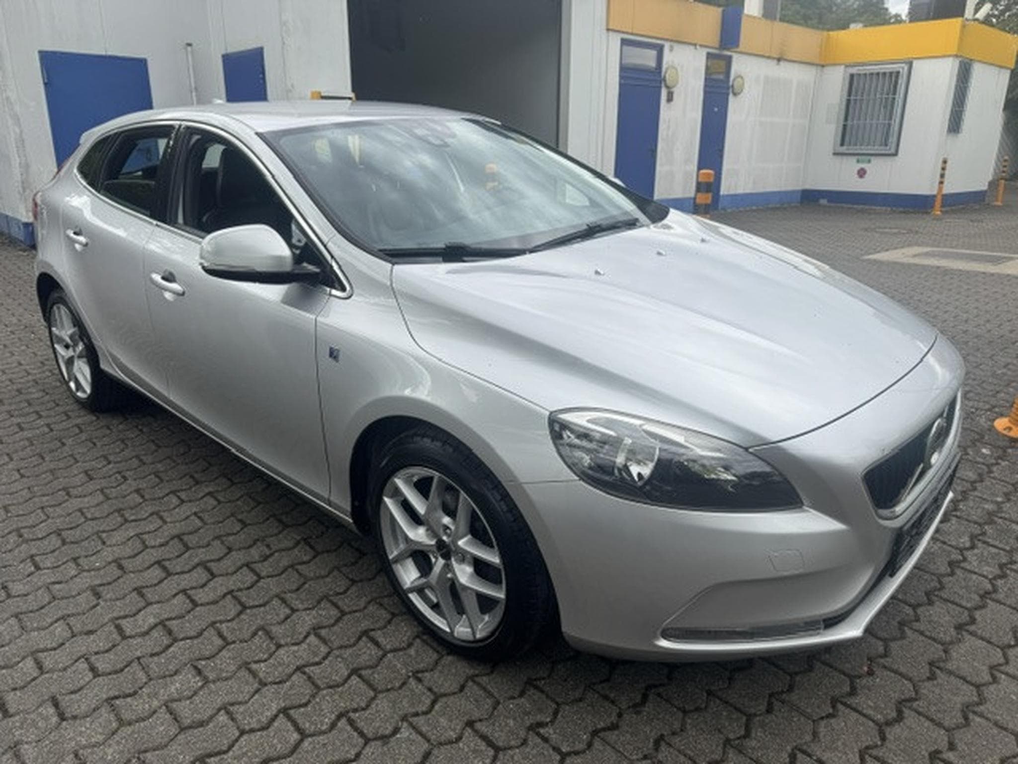 Volvo V40 VOLVO V40 OCEAN RACE 2.0 D LEDER LED NAVI AHK (2016) - Photo 4