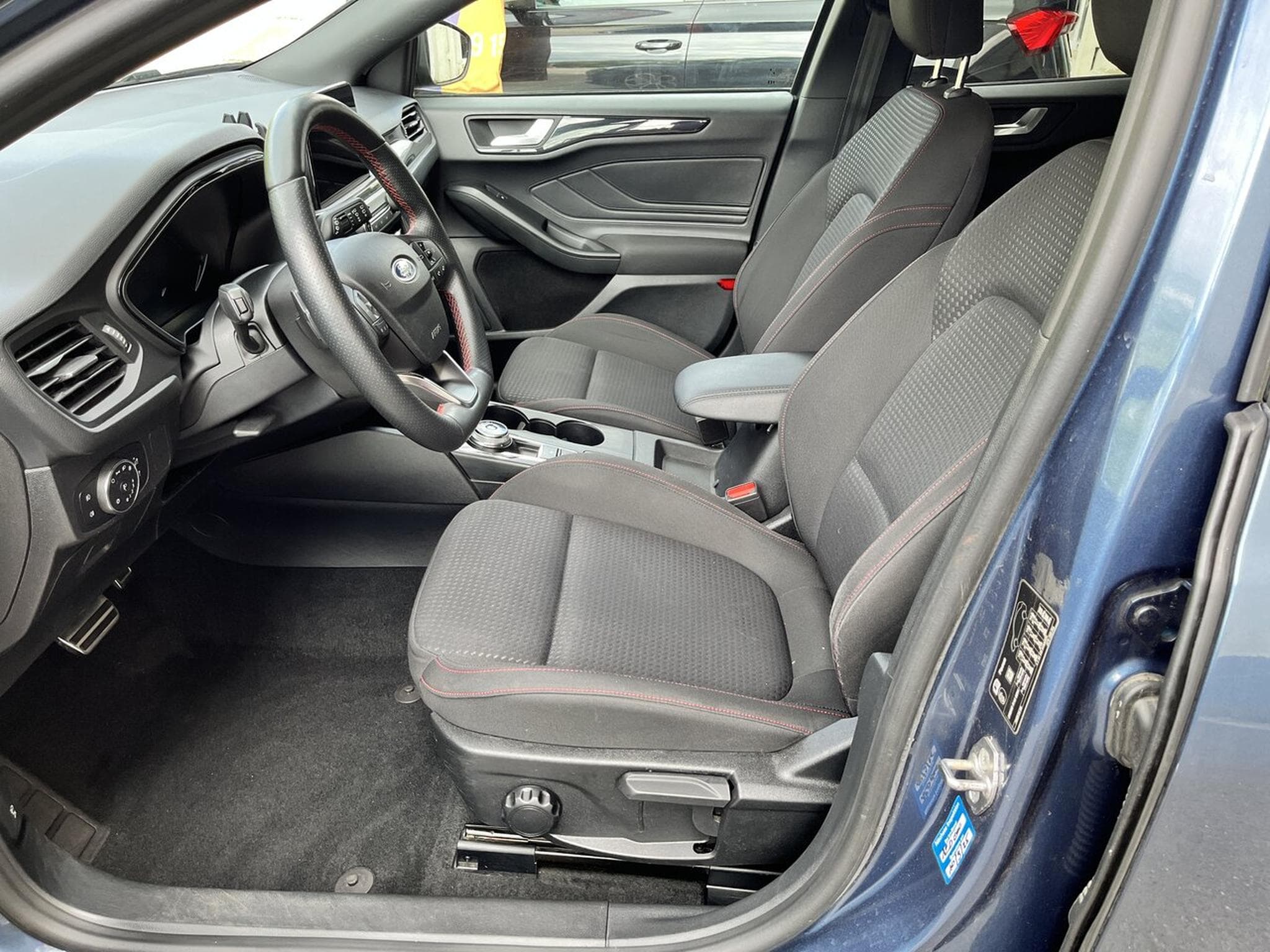 Ford Focus 1.0 Essence 125 ch ST-Line Boite auto - (2019) - Photo 13