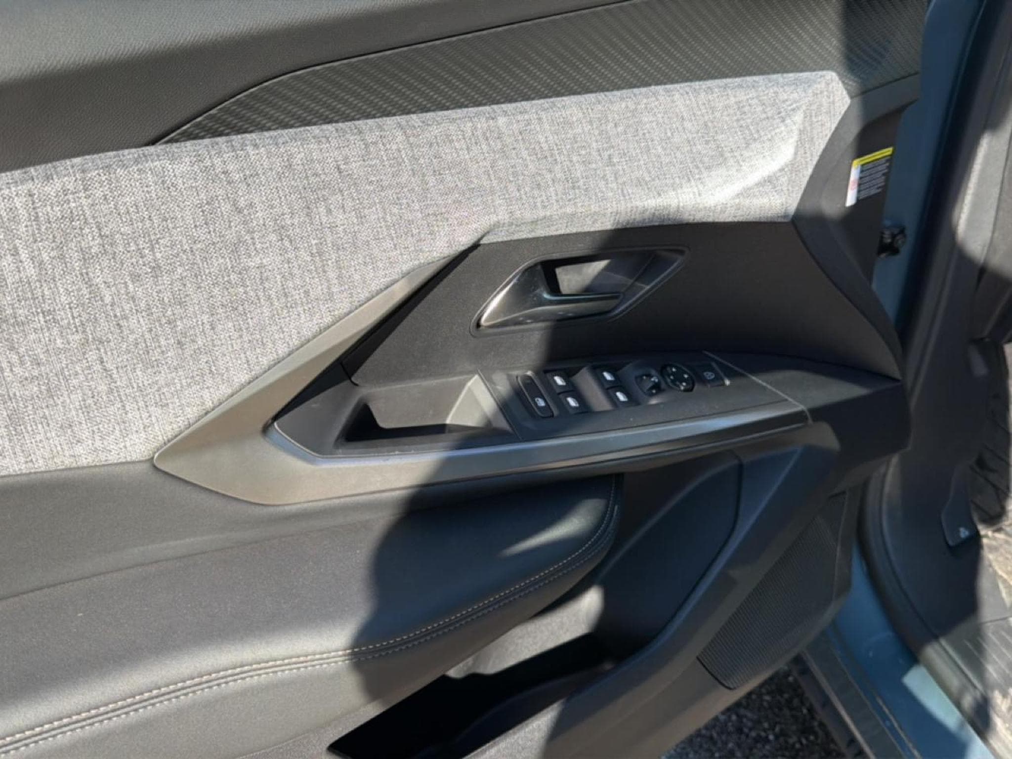 Peugeot 3008 1.2 HYBRID 145 ALLURE E-DCS6 (2025) - Photo 10