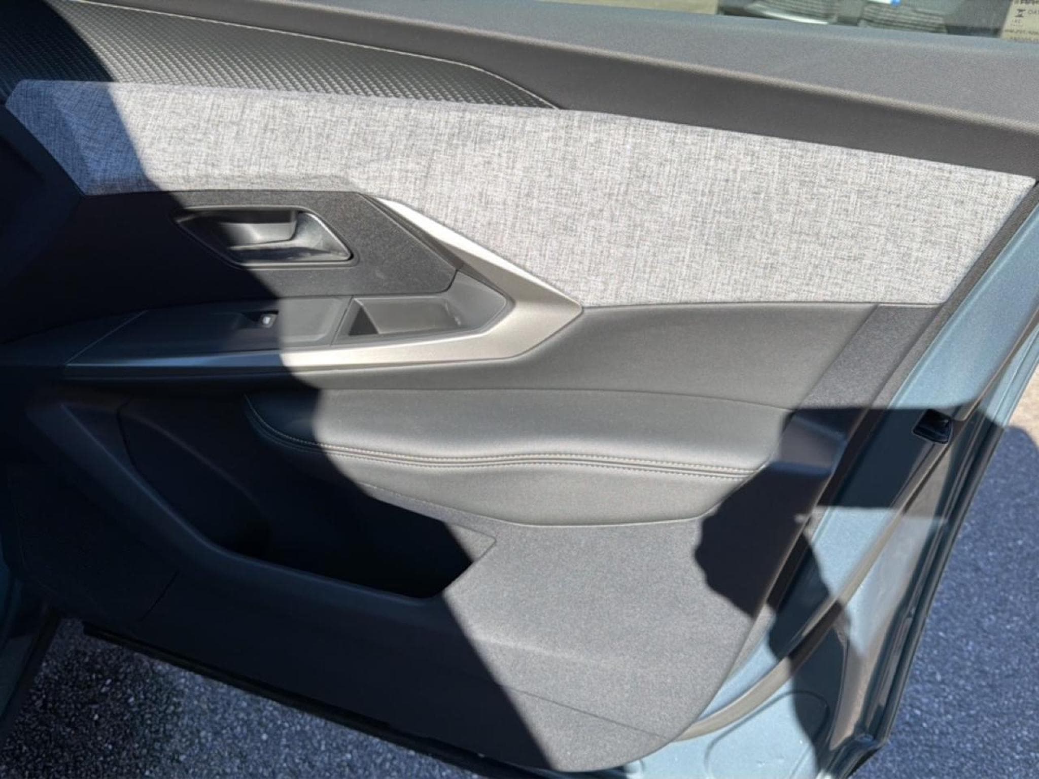 Peugeot 3008 1.2 HYBRID 145 ALLURE E-DCS6 (2025) - Photo 16