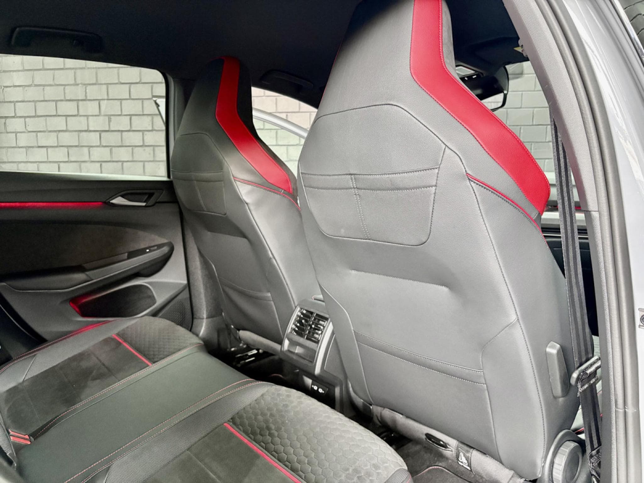 VW Golf GTI Clubsport 2.0 TSI 300 CV DSG7 *ACC* *SIEGES CHAUFF* BLAC (2024) - Foto 21