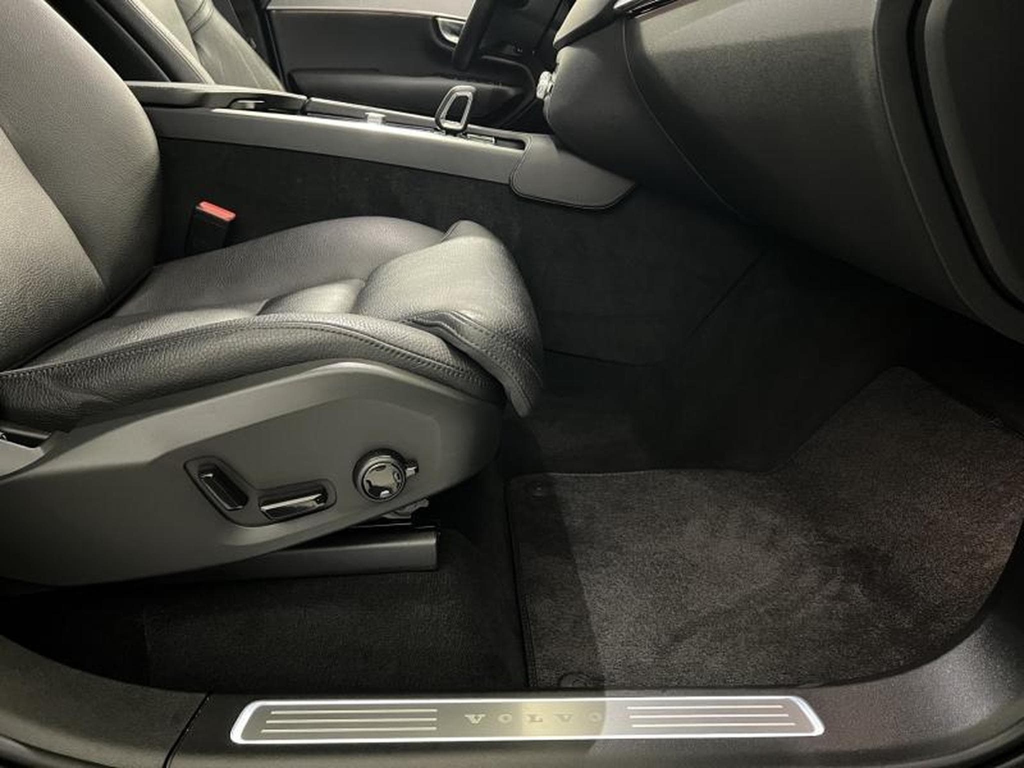 Volvo XC90 Plus Dark (2022) - Photo 15