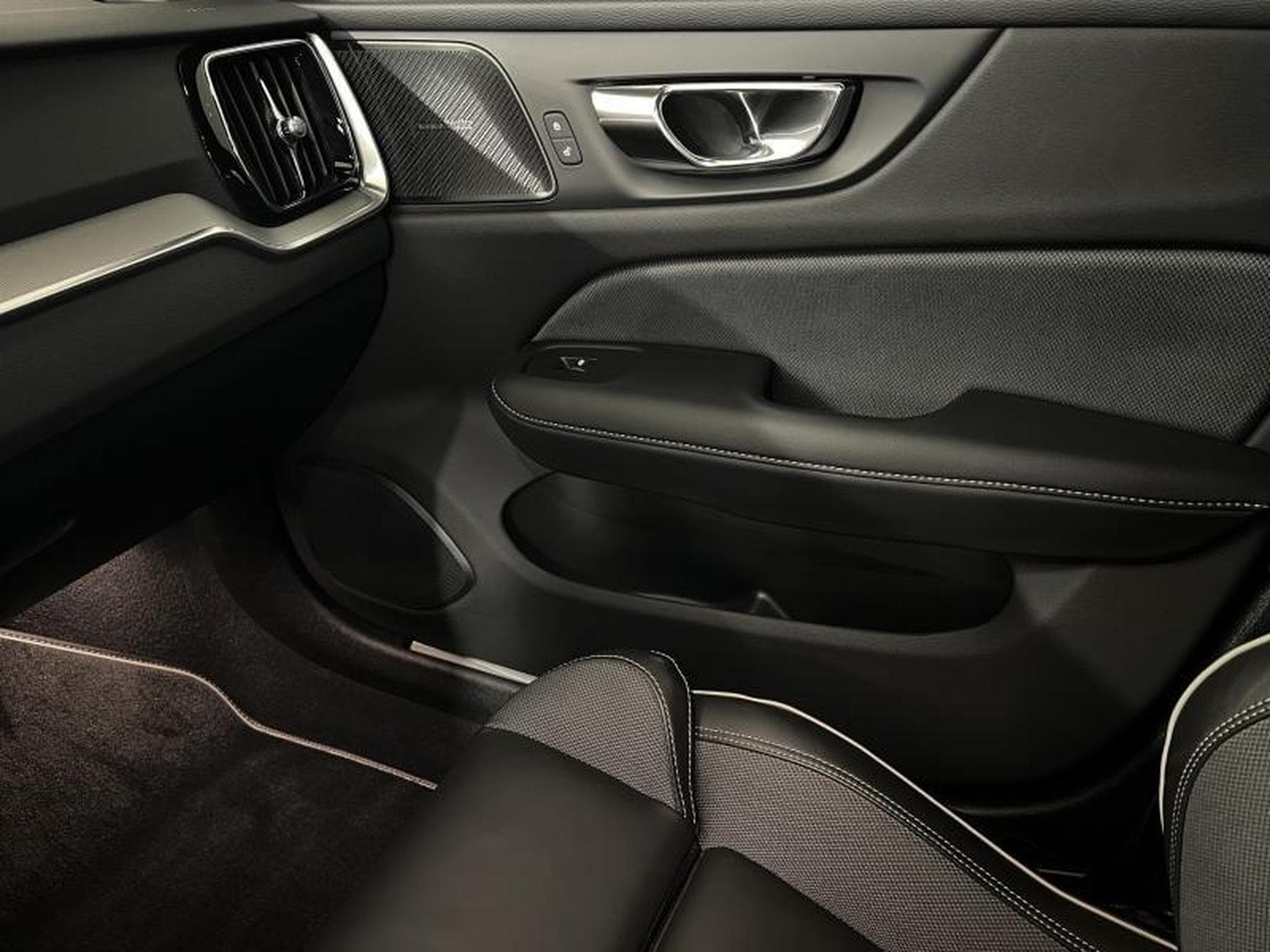 Volvo S60 R-Design (2019) - Photo 12