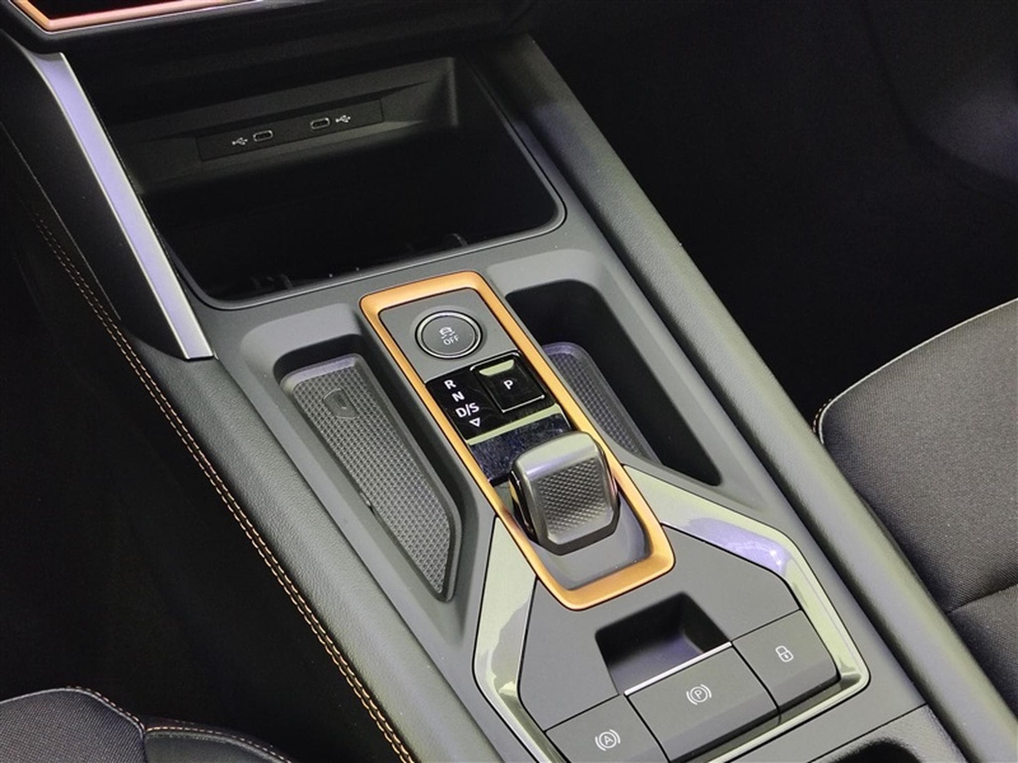 Cupra Formentor 1.5 eTSI MHEV Business DSG (2024) - Photo 12