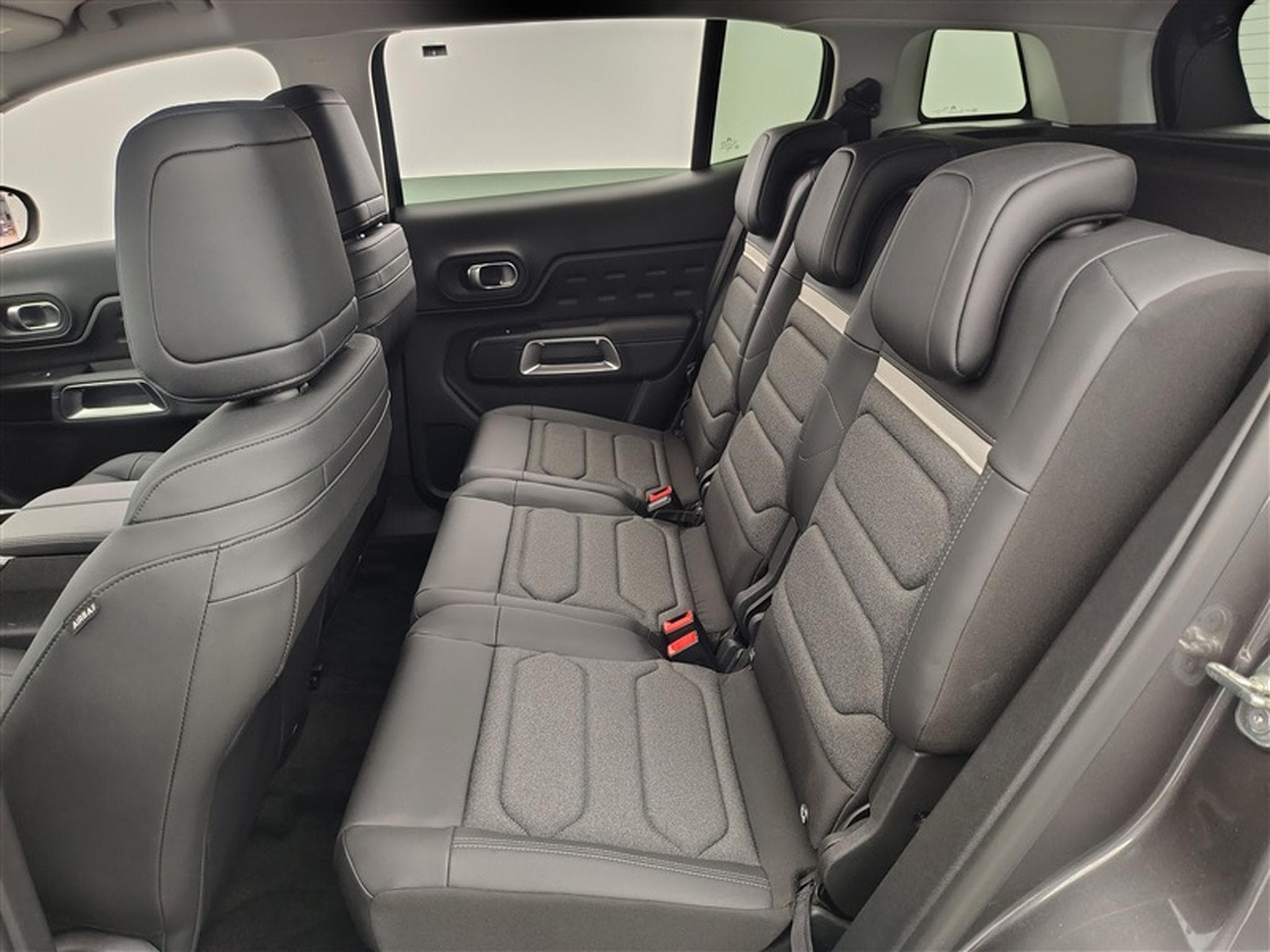 Citroen C5 Aircross 1.5 BlueHDi 130cv EAT8 PLUS NAVI / FULL LED / S-CUIR / JA 19 (2025) - Photo 13