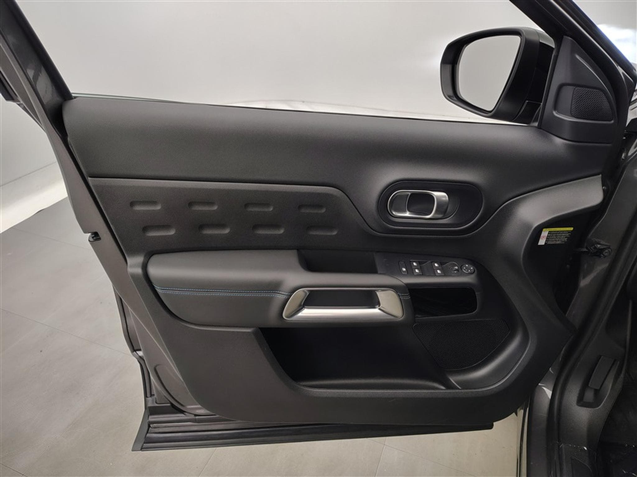 Citroen C5 Aircross 1.5 BlueHDi 130cv EAT8 PLUS NAVI / FULL LED / S-CUIR / JA 19 (2025) - Photo 17