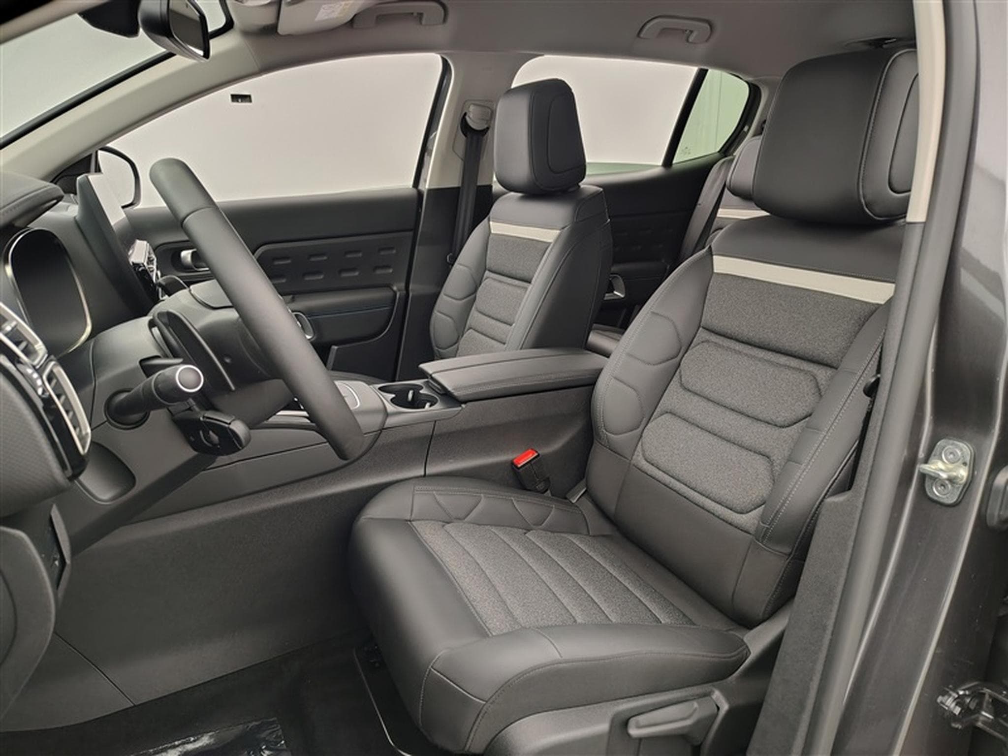 Citroen C5 Aircross 1.5 BlueHDi 130cv EAT8 PLUS NAVI / FULL LED / S-CUIR / JA 19 (2025) - Photo 7