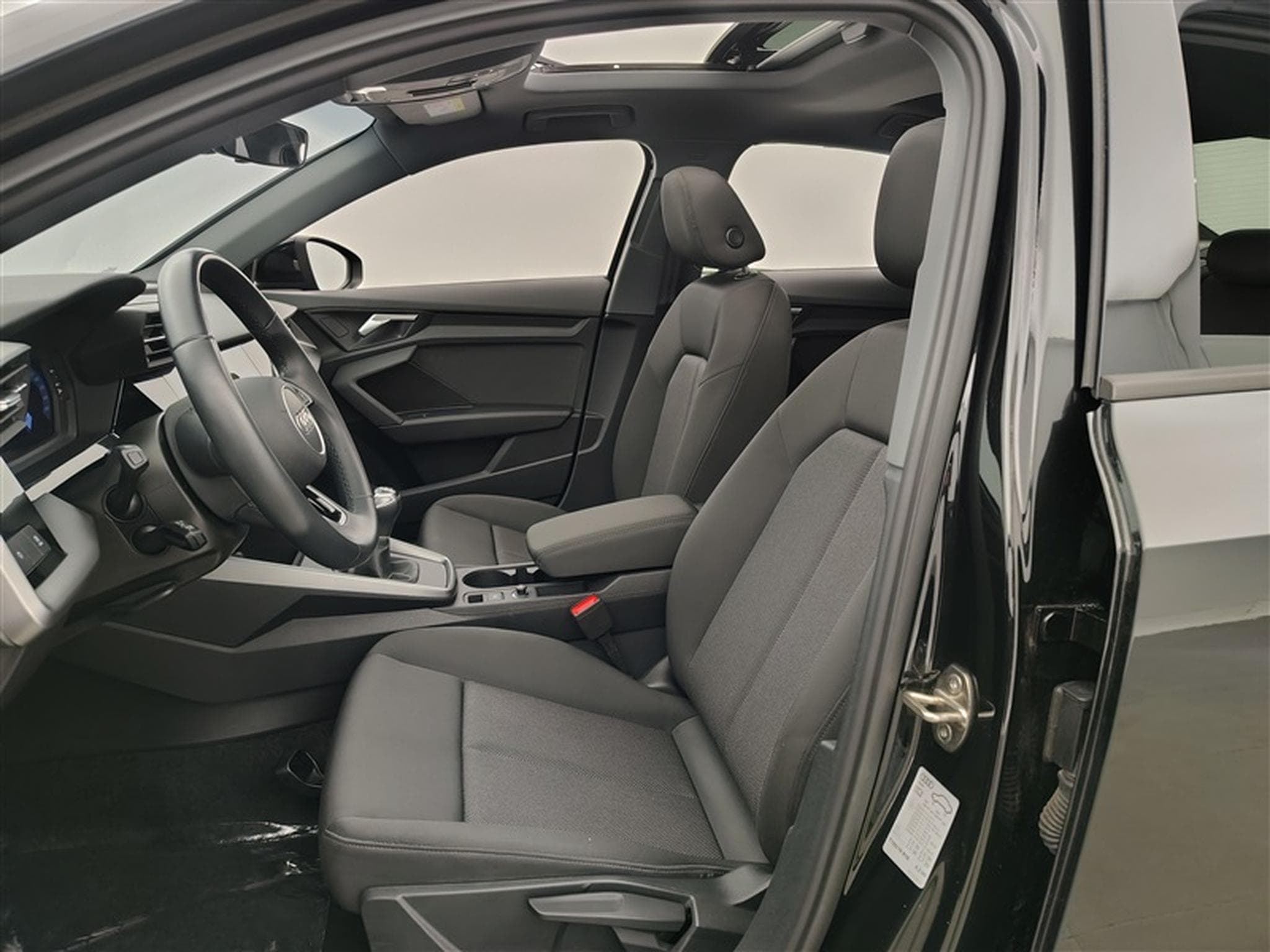 Audi A3 30 TFSI Navi Cockpit / Led / PDC / Pano (2023) - Photo 7