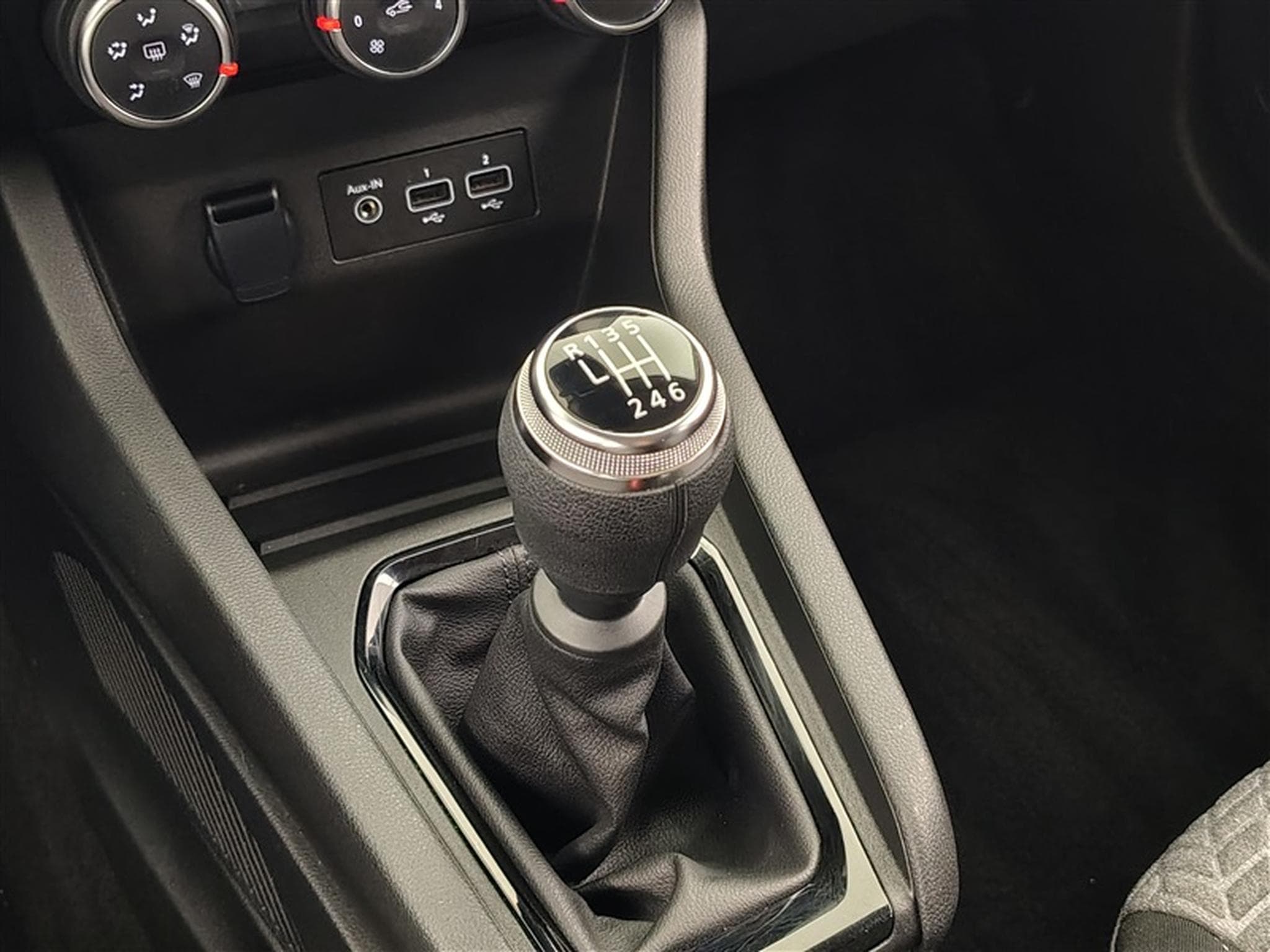 Renault Clio 1.0 TCe Evolution GPF (2023) - Photo 12