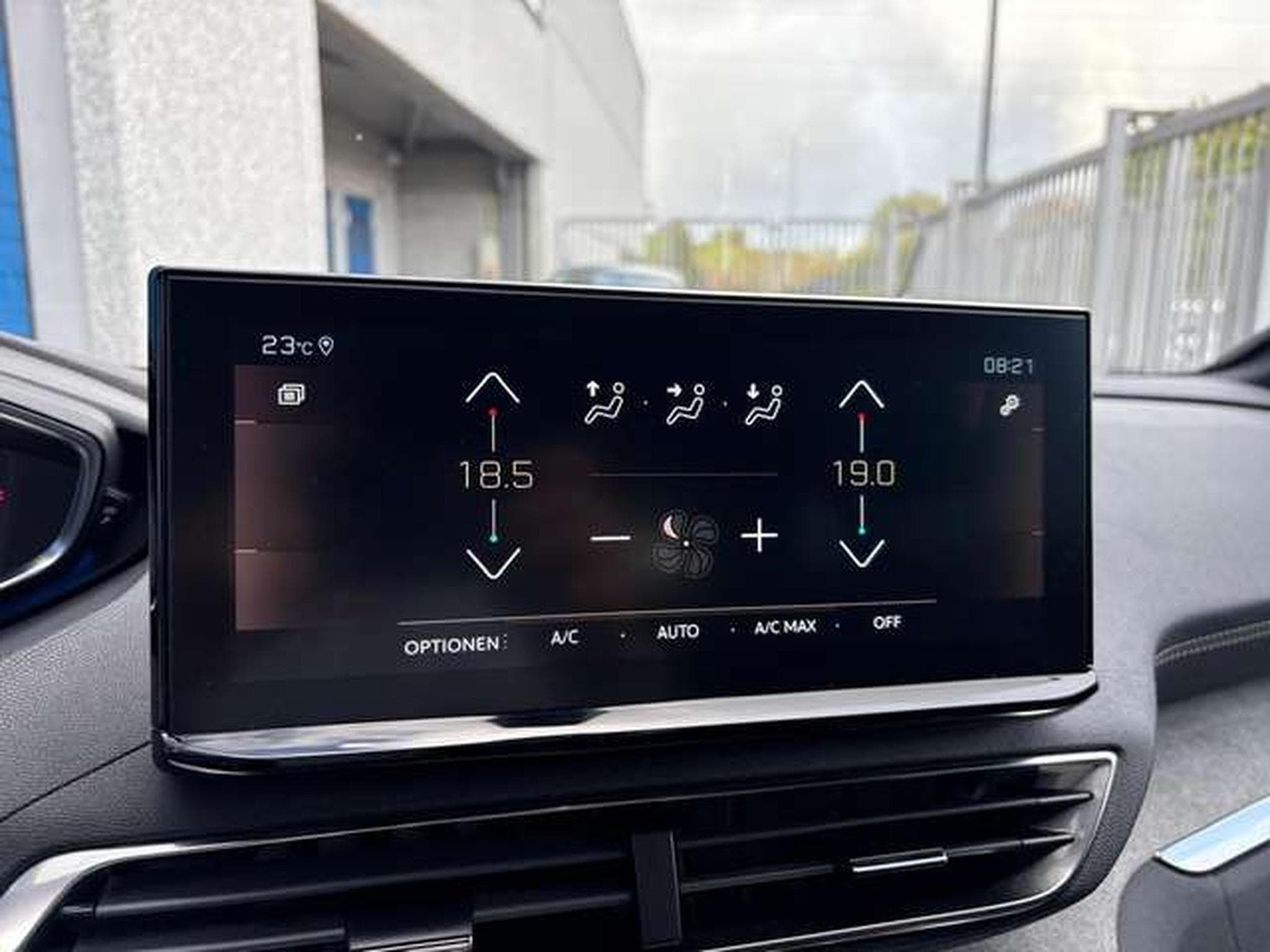 Peugeot 5008 5008 Hybrid 136 e-DSC GT (2024) - Foto 7