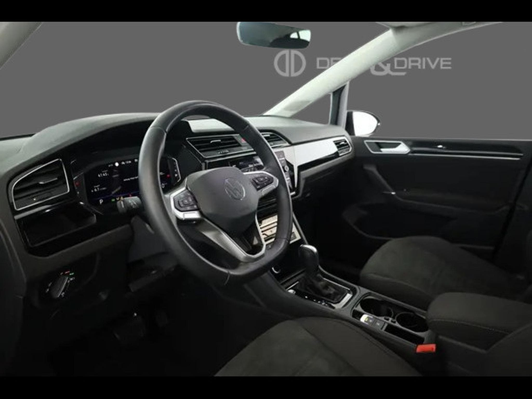 VW Touran 2.0 TDI DSG Highline 7 (2025) - Photo 6