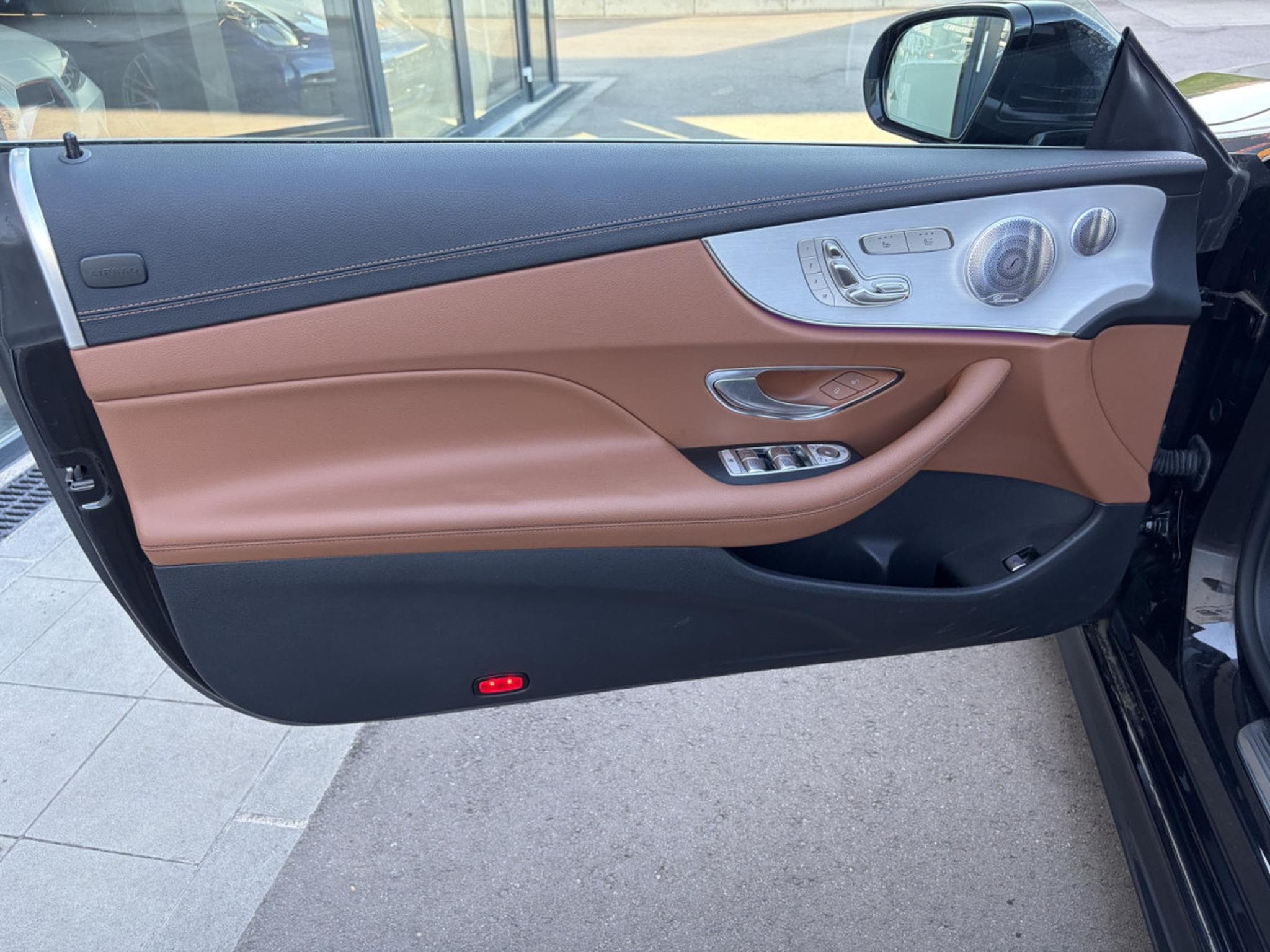 Mercedes E 200 E200 AMG LINE/ BI-COLOR /AMG-LINE/ BURMESTER/ 360° (2020) - Foto 17