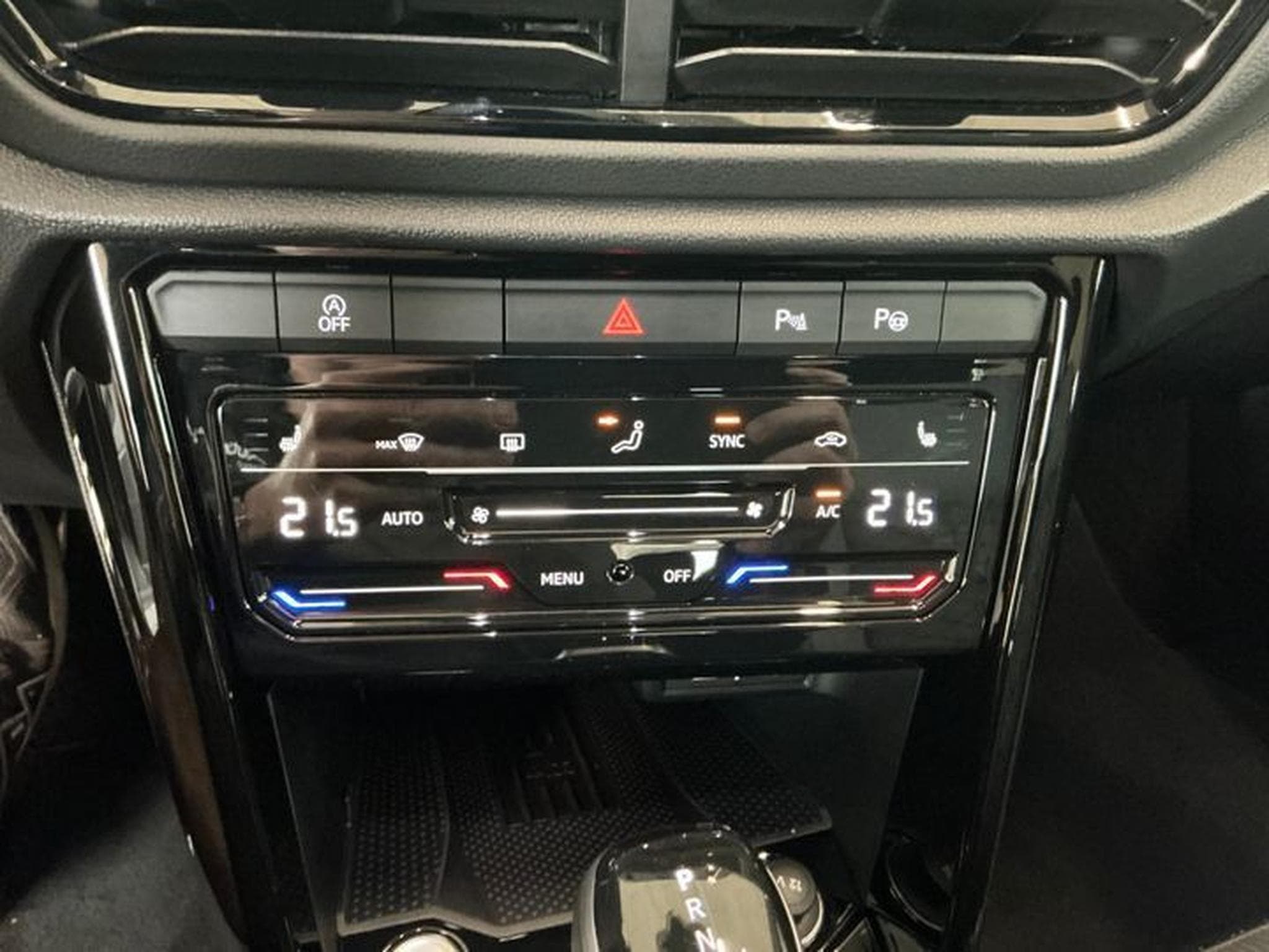 VW T-Roc R-Line Black Edition 1.5 TSI 150 CV DSG7 *PANO* BLACK* CAM * (2025) - Foto 10