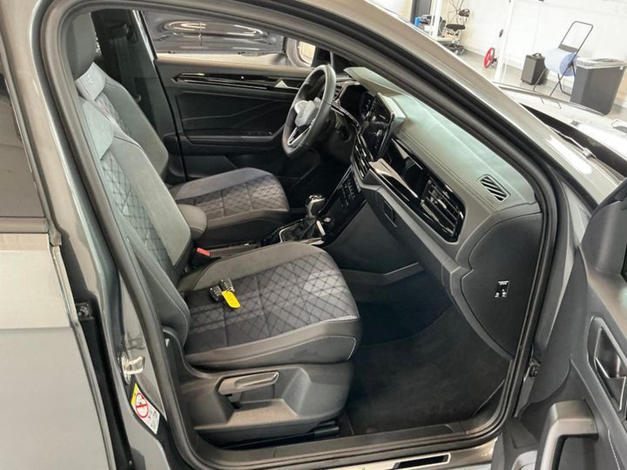 VW T-Roc R-Line Black Edition 1.5 TSI 150 CV DSG7 *PANO* BLACK* CAM * (2025) - Foto 12