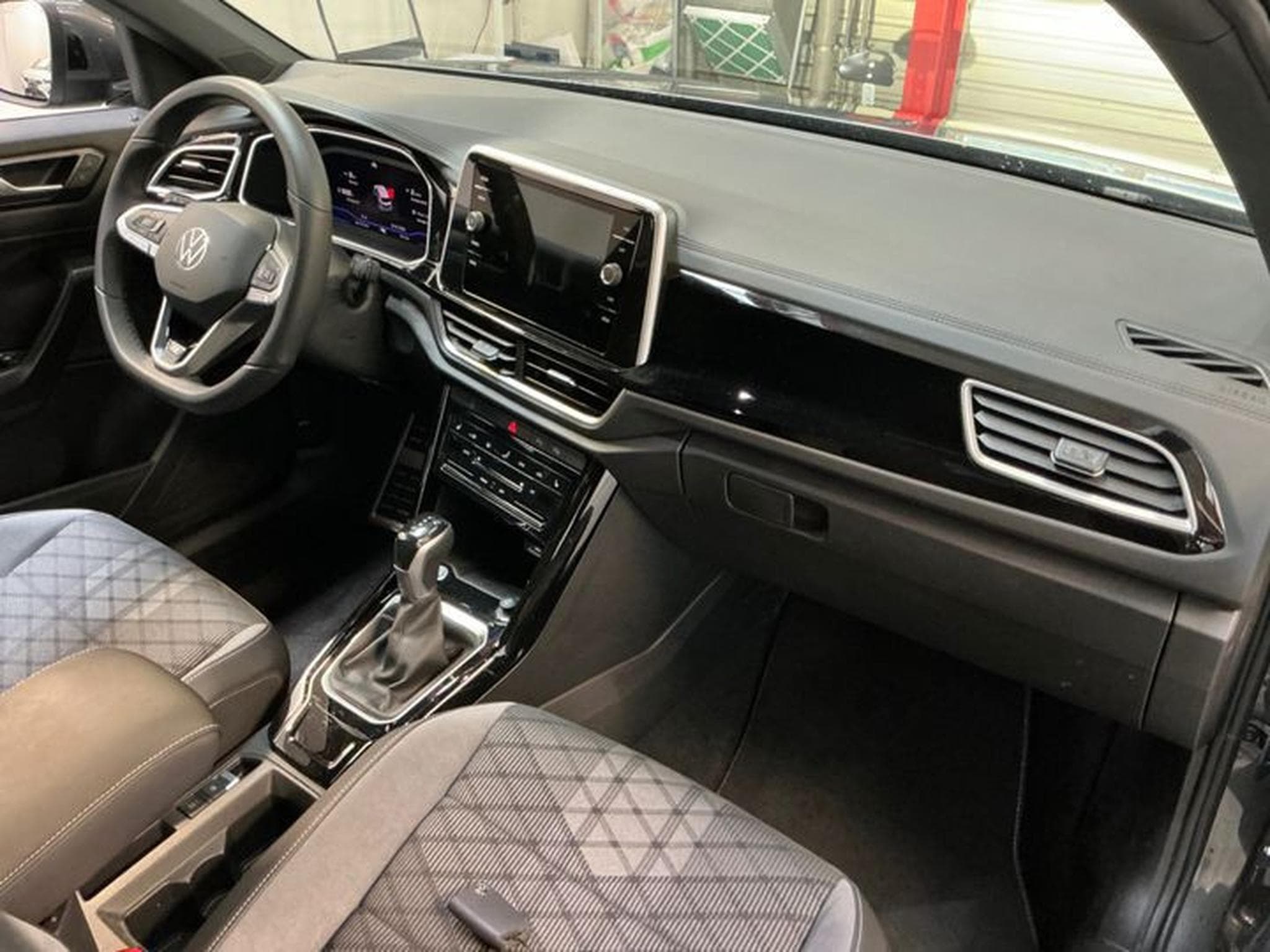 VW T-Roc R-Line 1.5 TSI 150 CV DSG7 *ACC* CAM * HAYON * (2025) - Foto 15