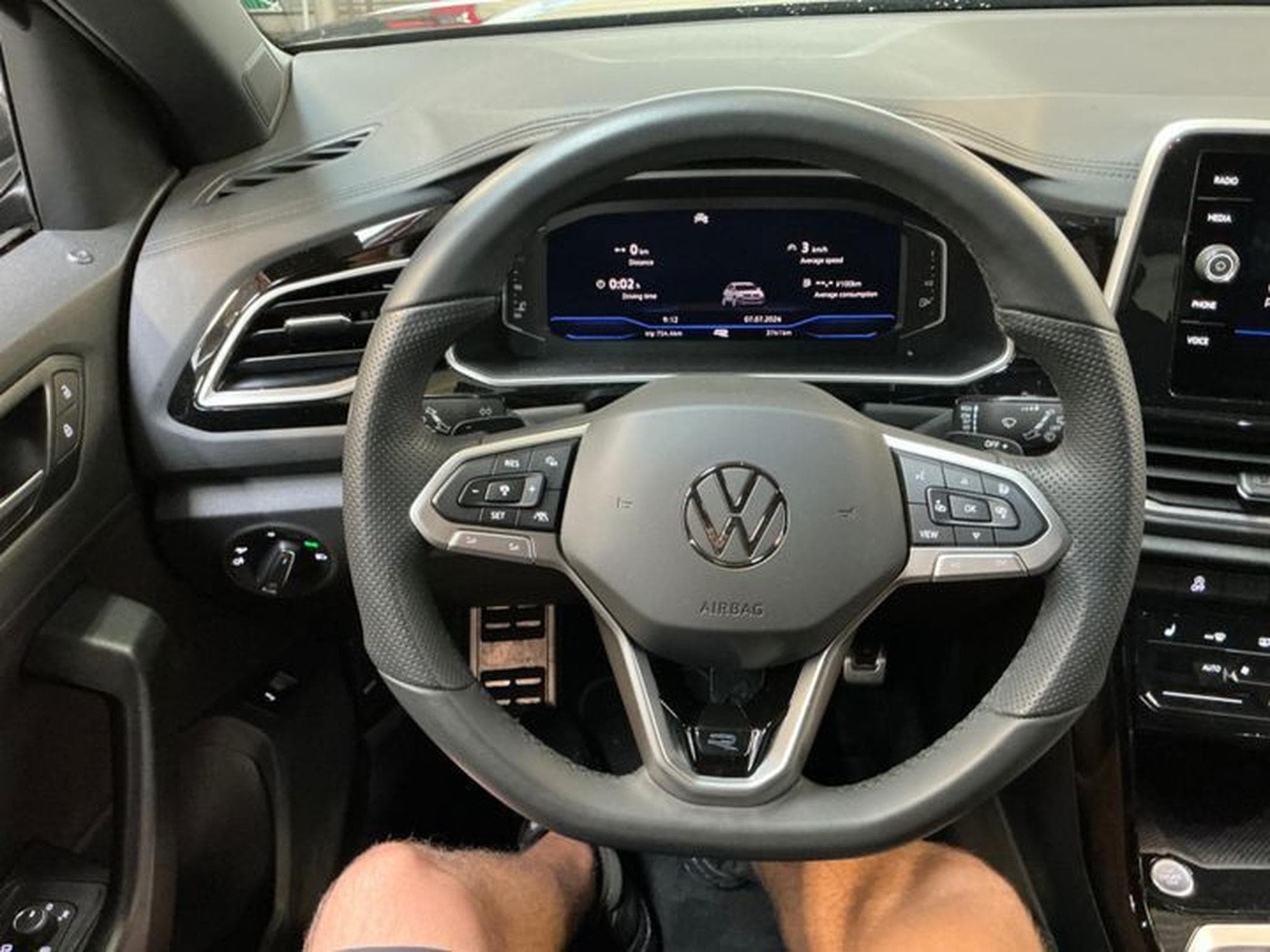 VW T-Roc R-Line 1.5 TSI 150 CV DSG7 *ACC* CAM * HAYON * (2025) - Foto 6