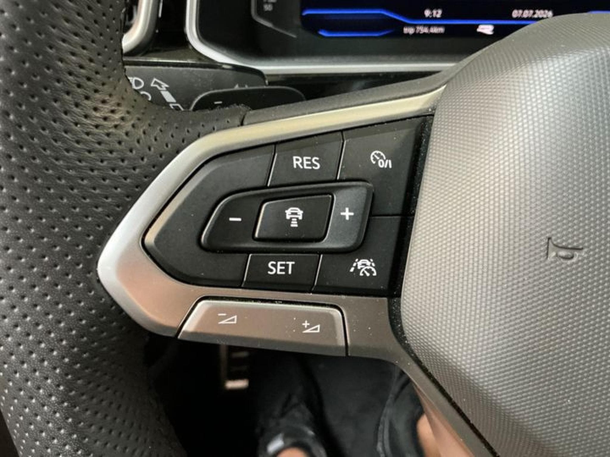 VW T-Roc R-Line 1.5 TSI 150 CV DSG7 *ACC* CAM * HAYON * (2025) - Foto 7