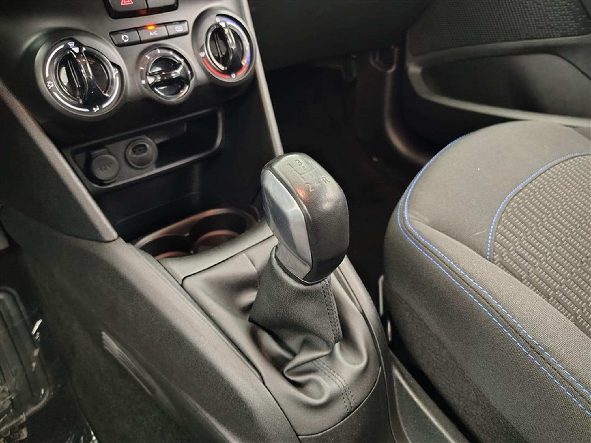 Peugeot 208 1.2i PureTech Signature CARPLAY / PDC / CLIM (2019) - Photo 11