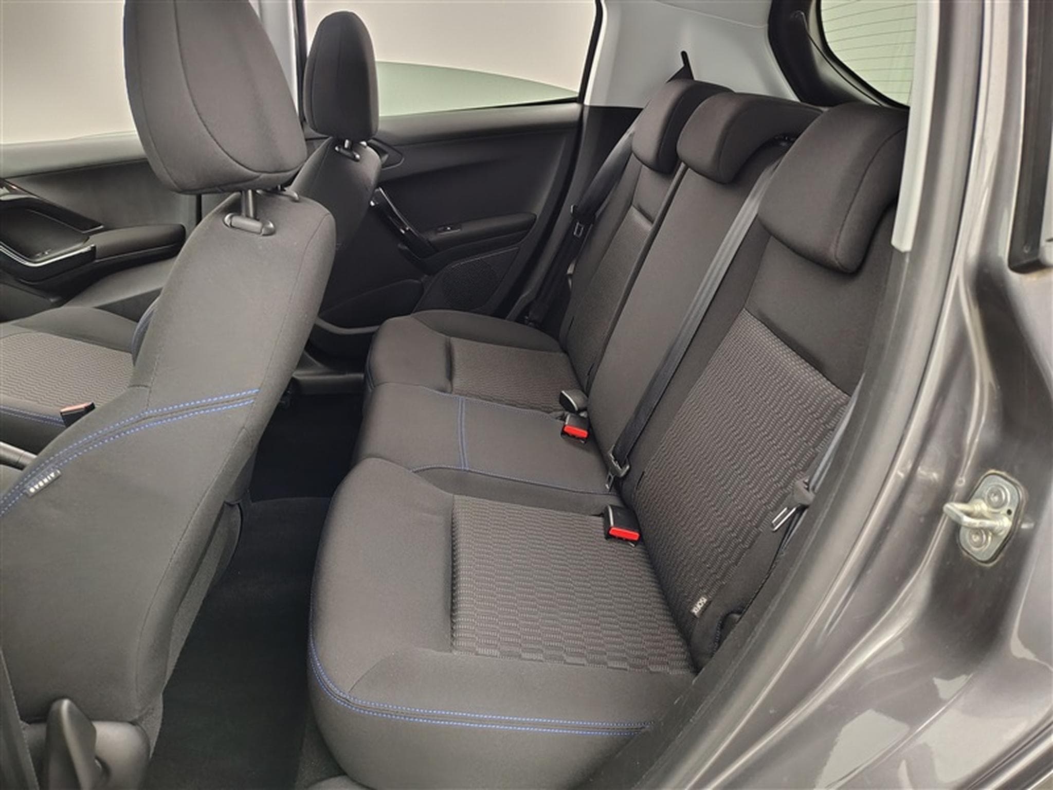 Peugeot 208 1.2i PureTech Signature CARPLAY / PDC / CLIM (2019) - Photo 12
