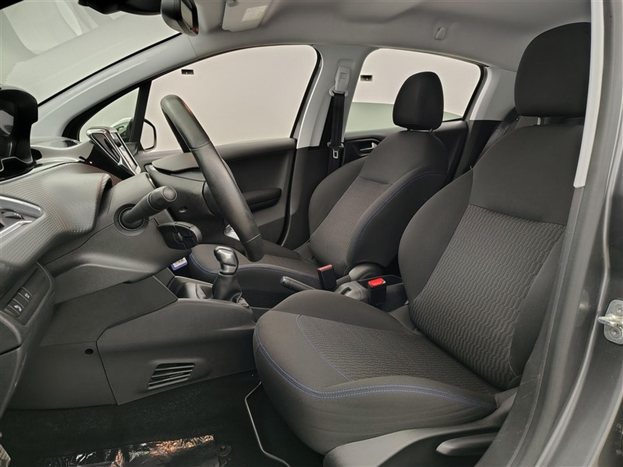 Peugeot 208 1.2i PureTech Signature CARPLAY / PDC / CLIM (2019) - Photo 6