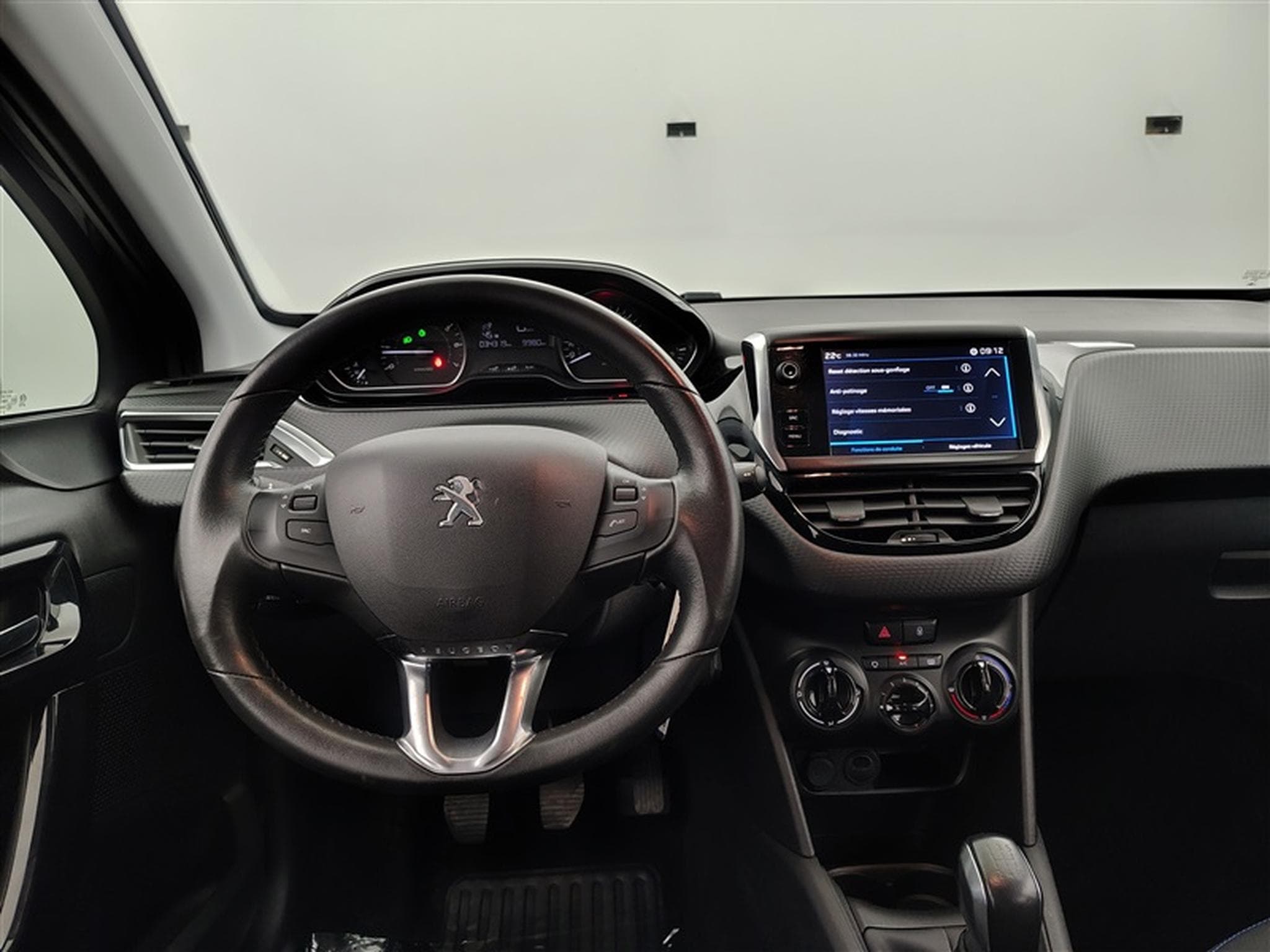 Peugeot 208 1.2i PureTech Signature CARPLAY / PDC / CLIM (2019) - Photo 8