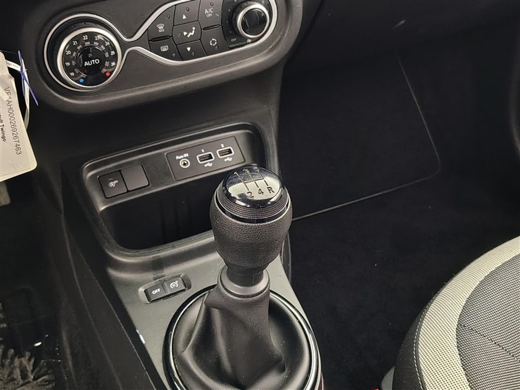 Renault Twingo 1.0i SCe Limited CARPLAY / CLIM AUTO / PDC (2022) - Photo 12