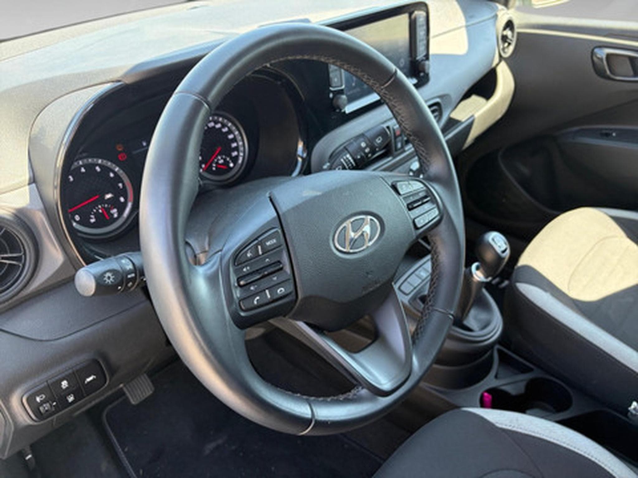 Hyundai i10 1.0 Twist AMT (2023) - Photo 8