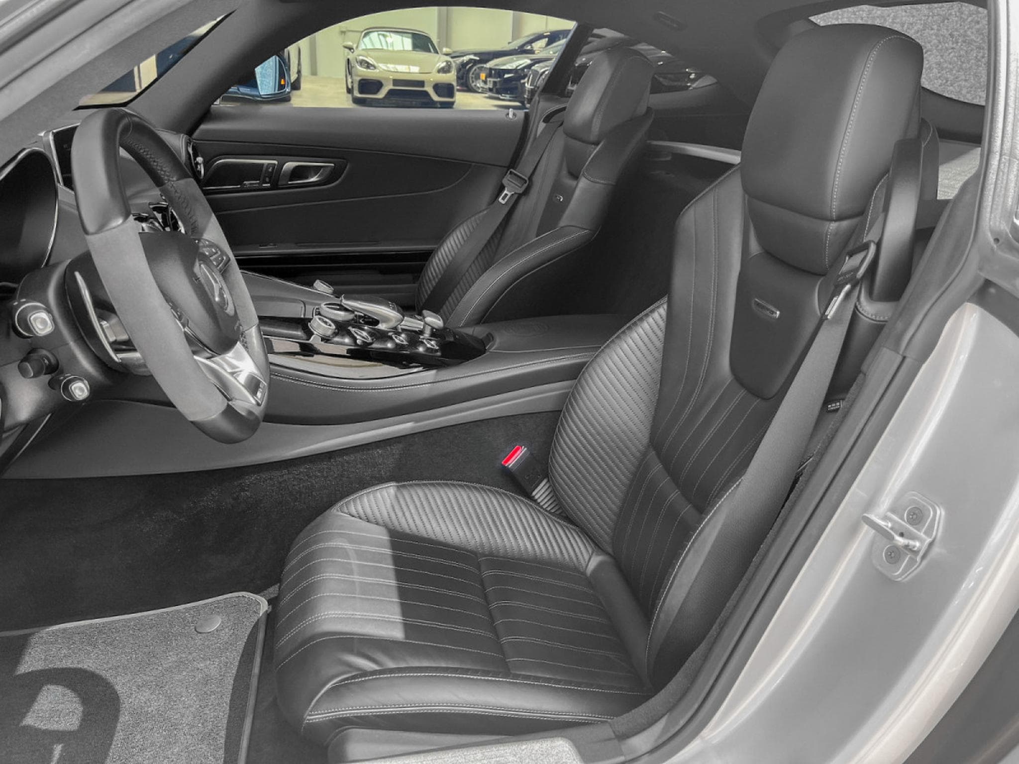 Mercedes AMG GT S AMG RIDE CONTROL° AMG 19° BURMESTER° (2016) - Photo 4