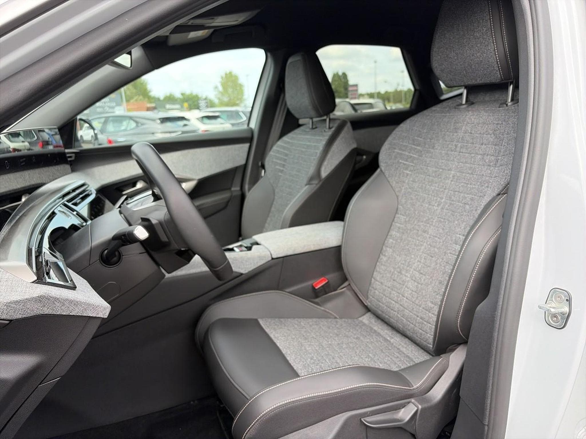 Peugeot 3008 1.2 HYBRID 145 ALLURE E-DCS6 (2025) - Photo 11
