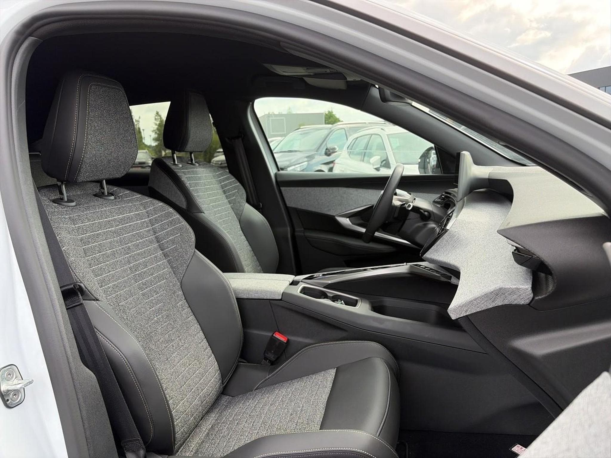 Peugeot 3008 1.2 HYBRID 145 ALLURE E-DCS6 (2025) - Photo 13